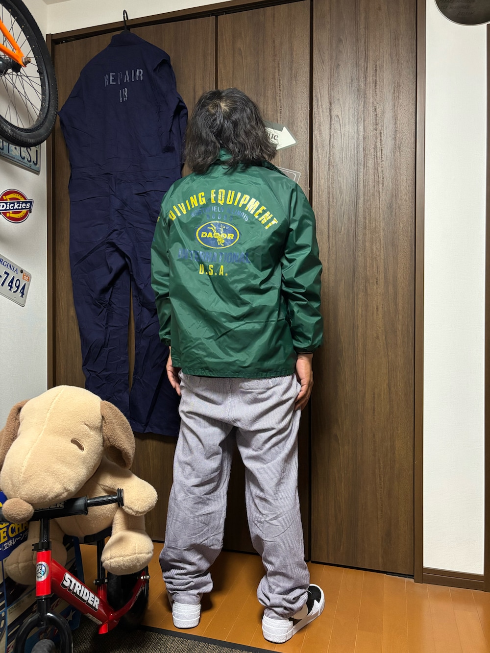 グリーン系のナイロンジャケット、その他のその他パンツ、ブラック系のスニーカーを着用したメンズの春コーディネートの2枚目の写真