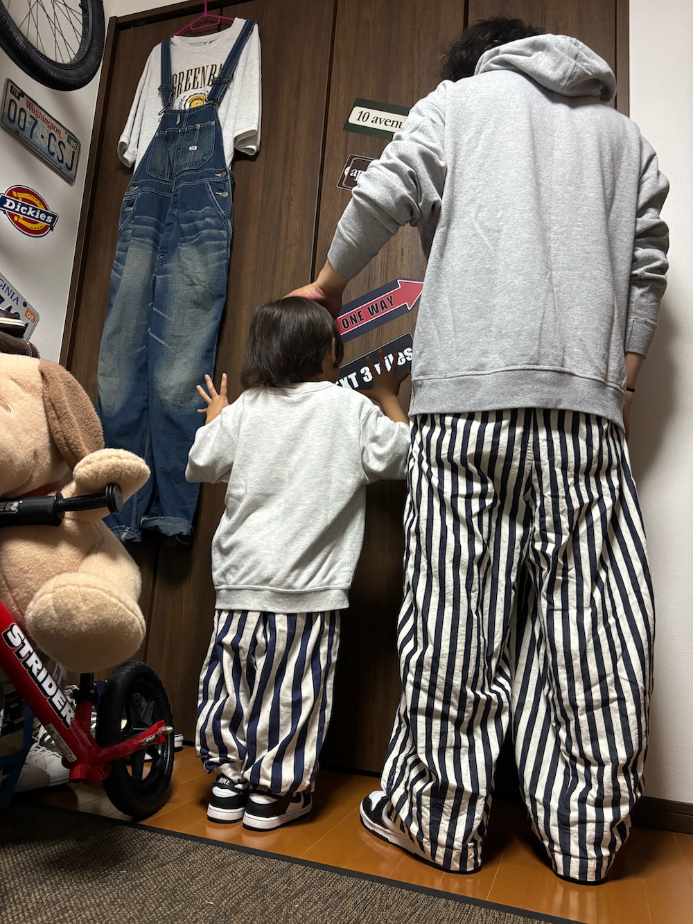 グレー系のパーカー、ホワイト系のその他パンツ、グレー系のTシャツ/カットソーを着用したメンズの夏コーディネートの2枚目の写真