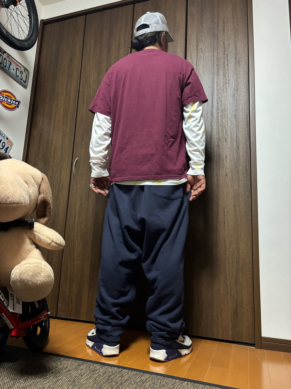 レッド系のTシャツ/カットソー、ブルー系のスウェットパンツ、ブルー系のスニーカーを着用したメンズの夏コーディネートの2枚目の写真