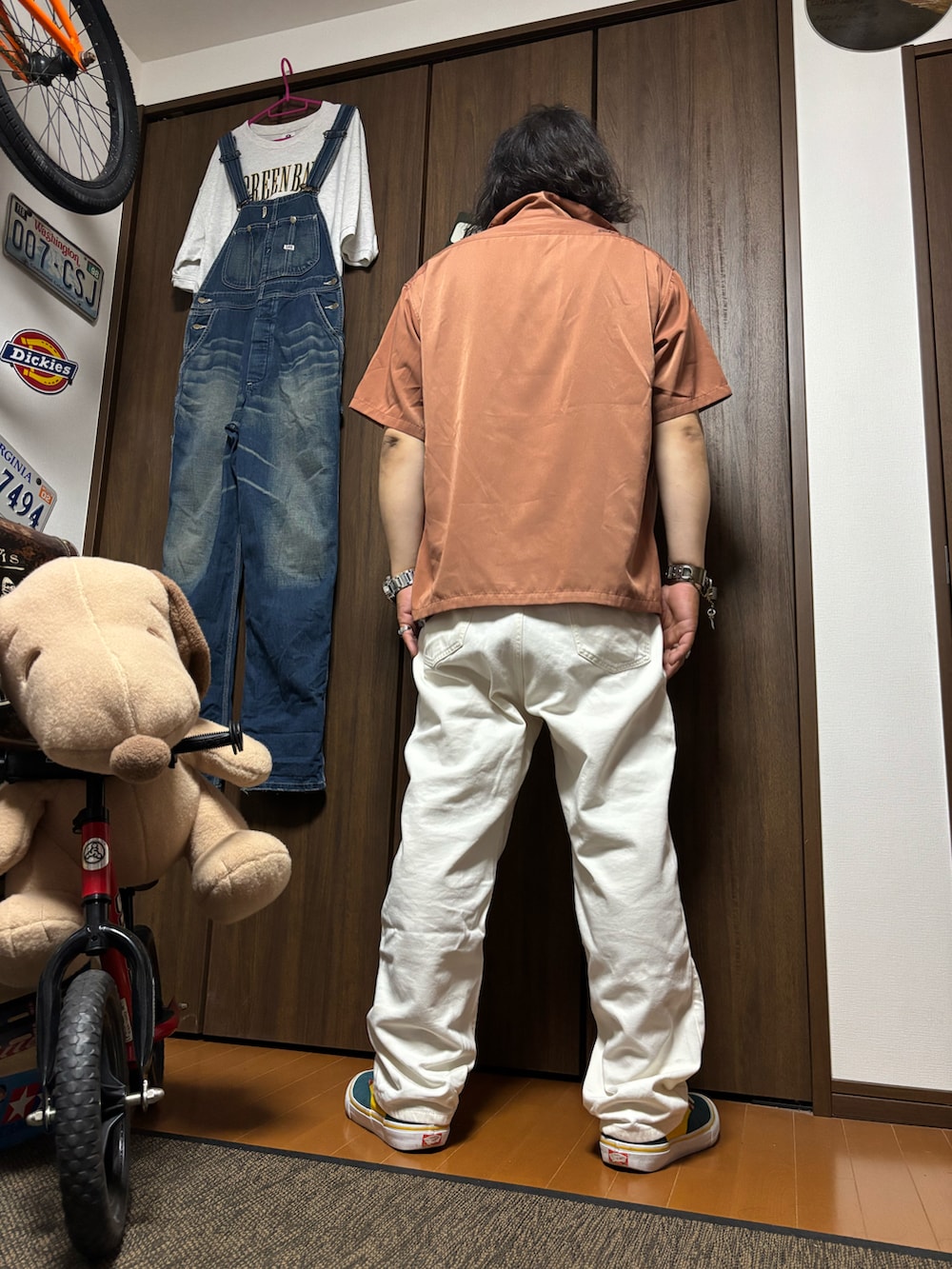 ブラウン系のシャツ/ブラウス、ブラック系のTシャツ/カットソー、ホワイト系のその他パンツを着用したメンズの夏コーディネートの2枚目の写真