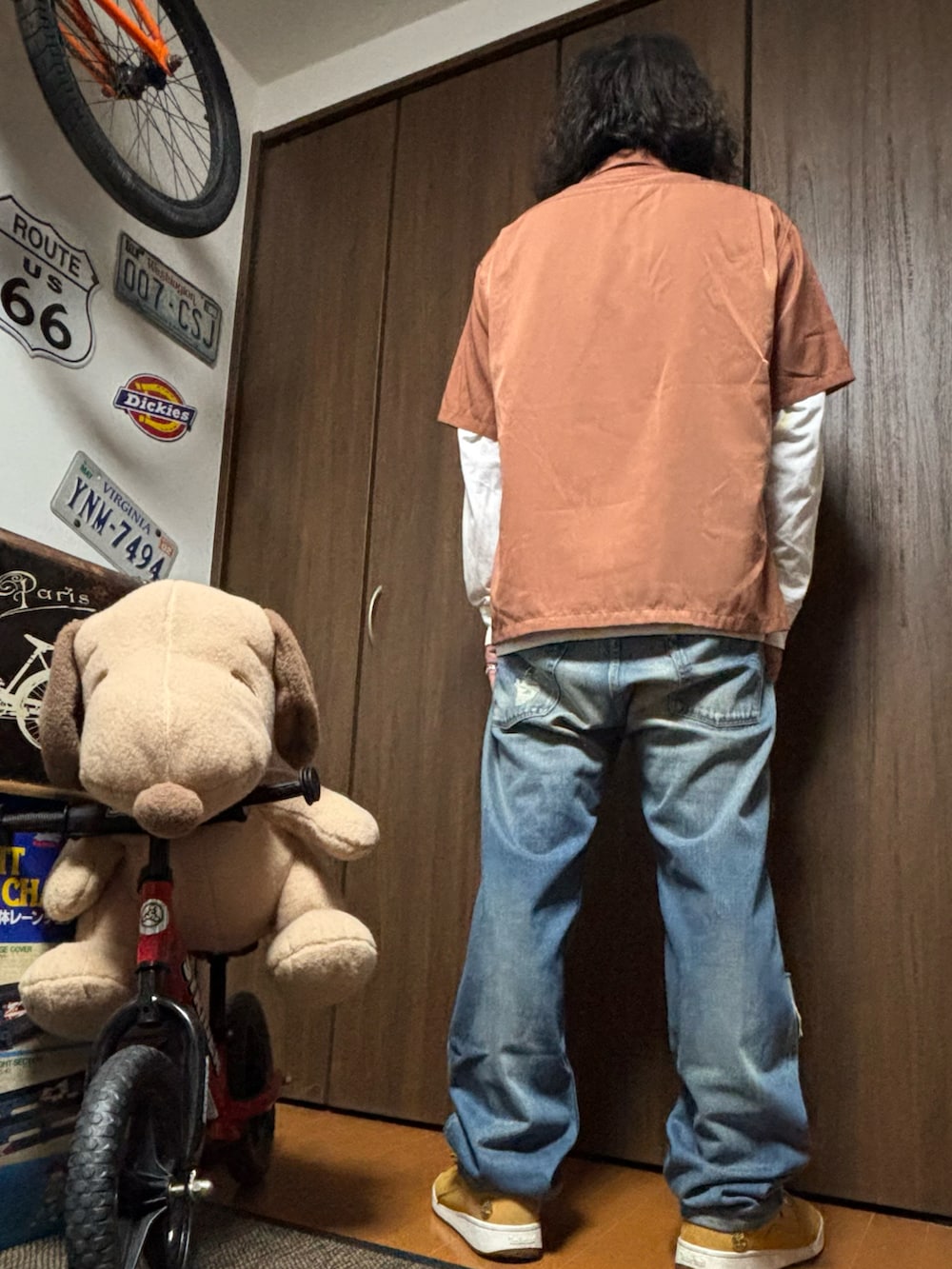 ブラウン系のシャツ/ブラウス、ホワイト系のTシャツ/カットソー、ブルー系のデニムパンツを着用したメンズの夏コーディネートの2枚目の写真