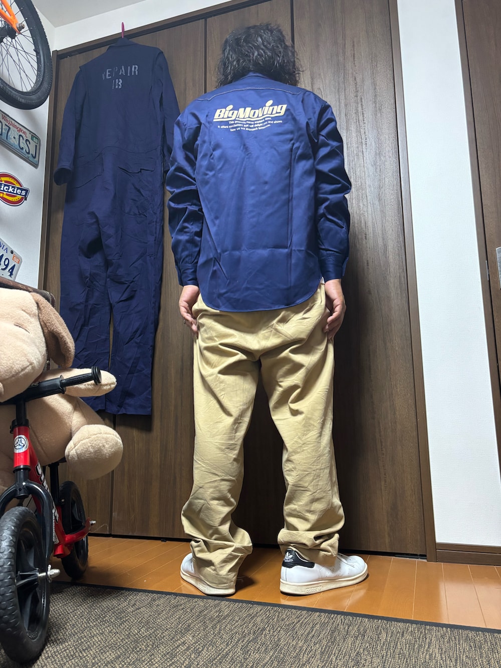 ブルー系のシャツ/ブラウス、ベージュ系のチノパンツ、ホワイト系のスニーカーを着用したメンズの春コーディネートの2枚目の写真