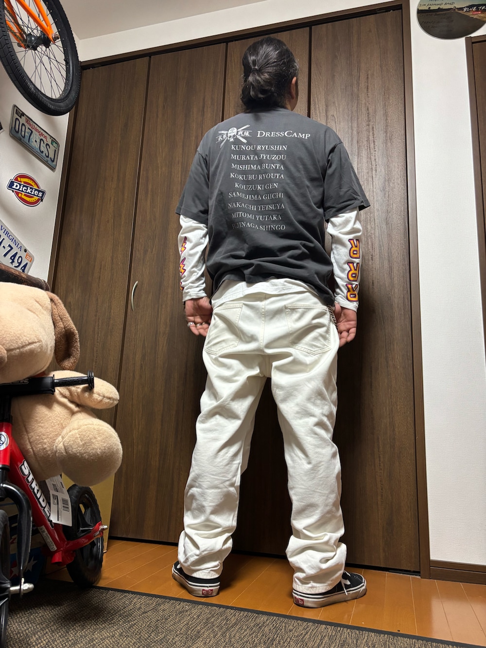 グレー系のTシャツ/カットソー、ホワイト系のその他パンツ、ブラック系のスニーカーを着用したメンズの夏コーディネートの2枚目の写真