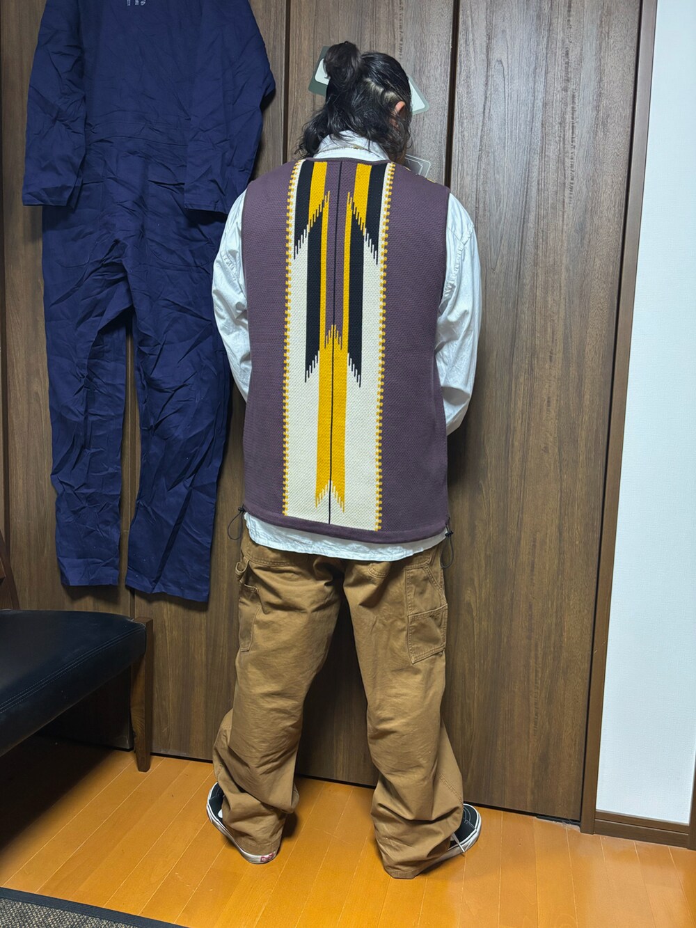 ブラウン系のその他パンツ、ブラック系のスニーカー、パープル系のベストを着用したメンズの春コーディネートの2枚目の写真