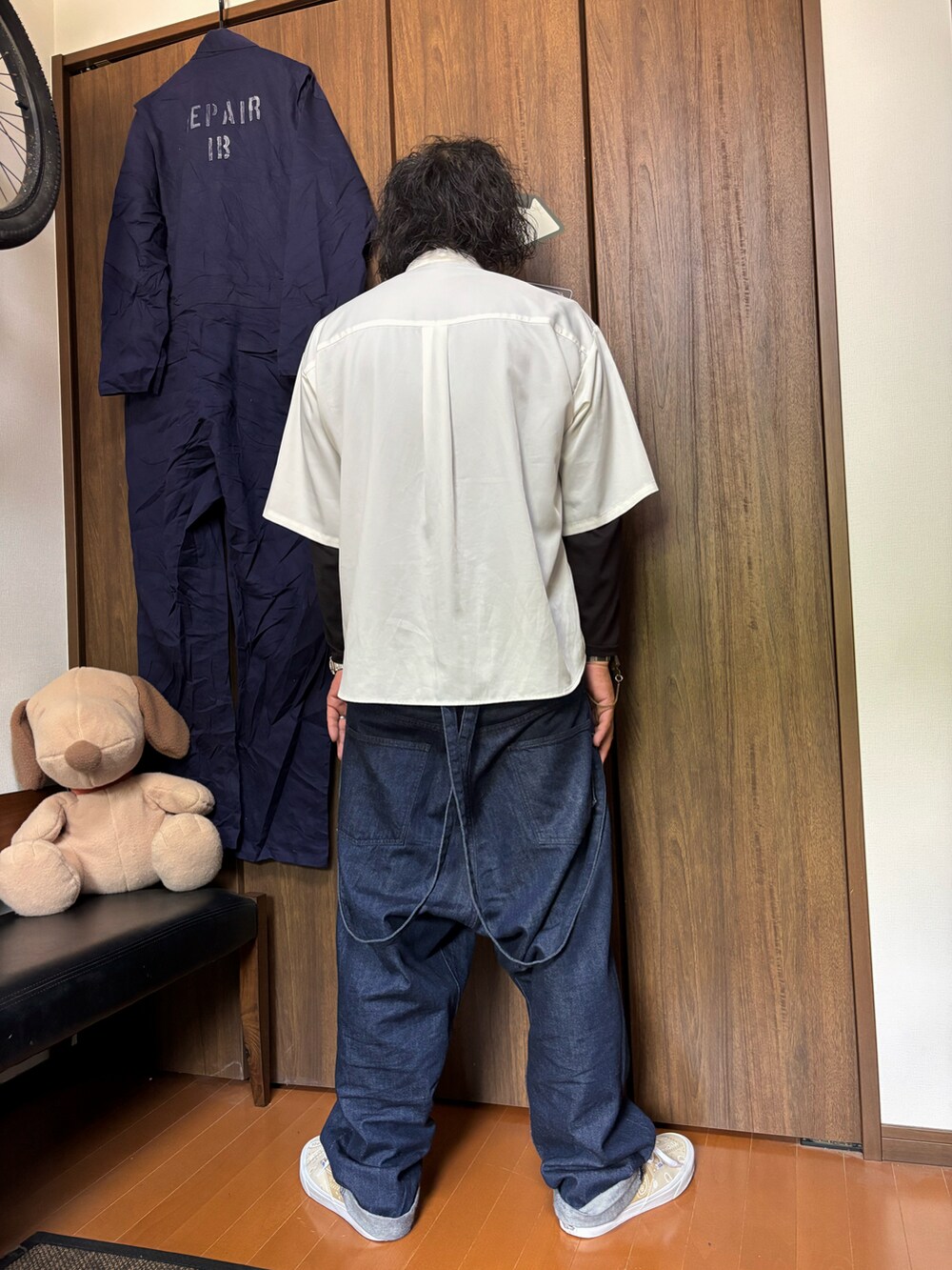 ホワイト系のシャツ/ブラウス、ブルー系のデニムパンツ、ホワイト系のスニーカーを着用したメンズの春コーディネートの2枚目の写真