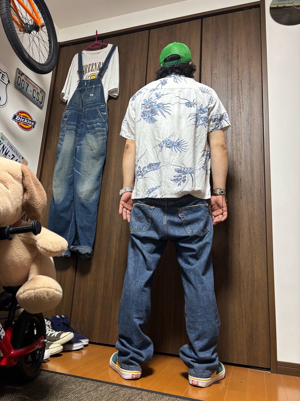 ホワイト系のシャツ/ブラウス、ブルー系のデニムパンツ、グリーン系のスニーカーを着用したメンズの夏コーディネートの2枚目の写真