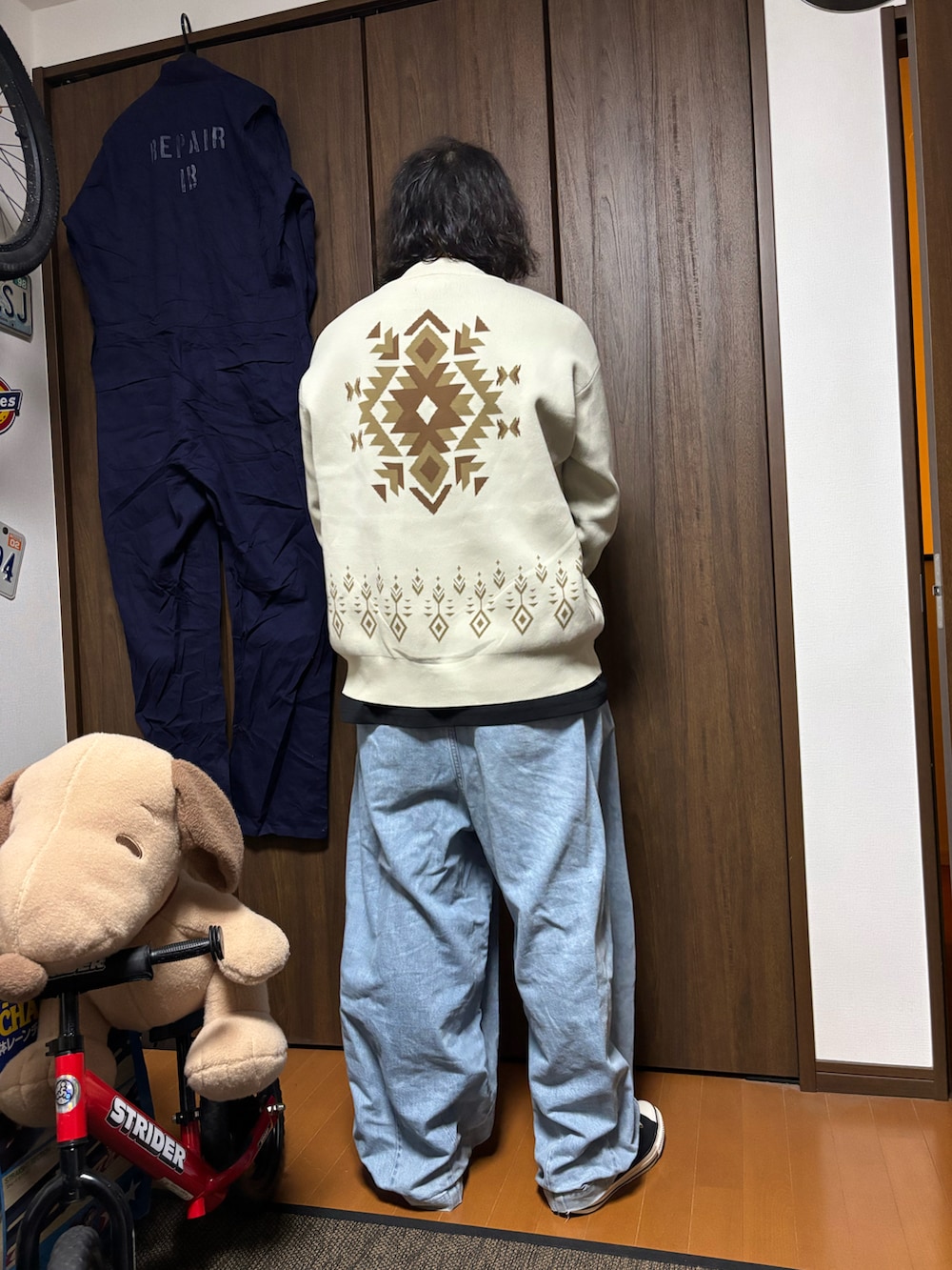 ベージュ系のカーディガン/ボレロ、ブルー系のデニムパンツ、ブラック系のTシャツ/カットソーを着用したメンズの春コーディネートの2枚目の写真