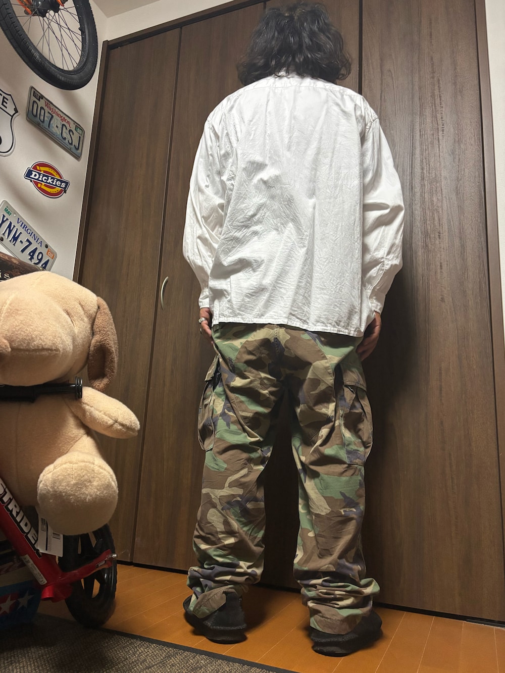 ホワイト系のシャツ/ブラウス、ブラック系のTシャツ/カットソー、その他のカーゴパンツを着用したメンズの夏コーディネートの2枚目の写真