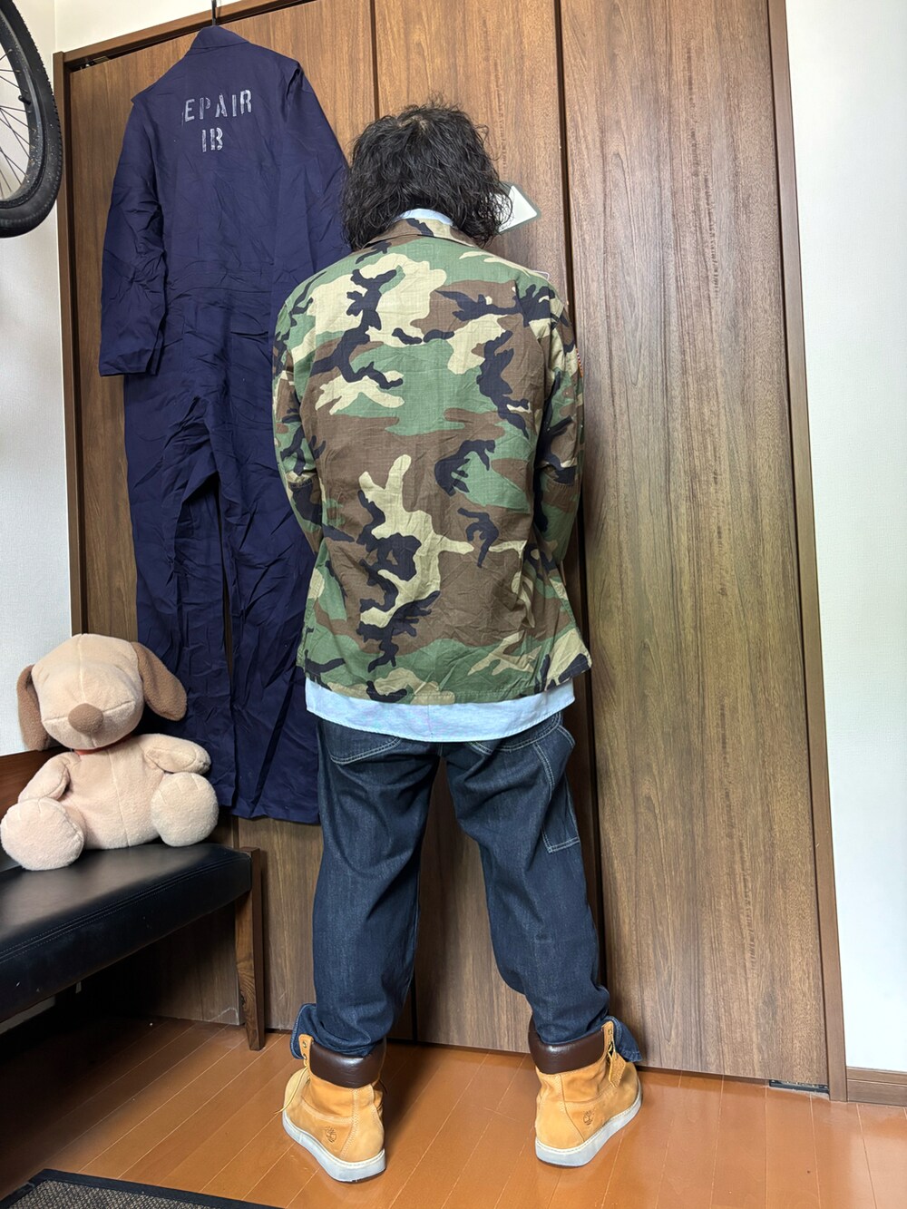 その他のミリタリージャケット、ブルー系のシャツ/ブラウス、ブルー系のデニムパンツを着用したメンズの春コーディネートの2枚目の写真