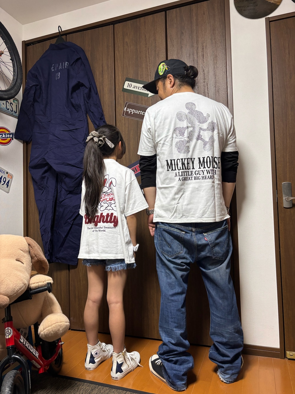 ホワイト系のTシャツ/カットソー、ブルー系のデニムパンツ、ブラック系のスニーカーを着用したメンズの春コーディネートの2枚目の写真