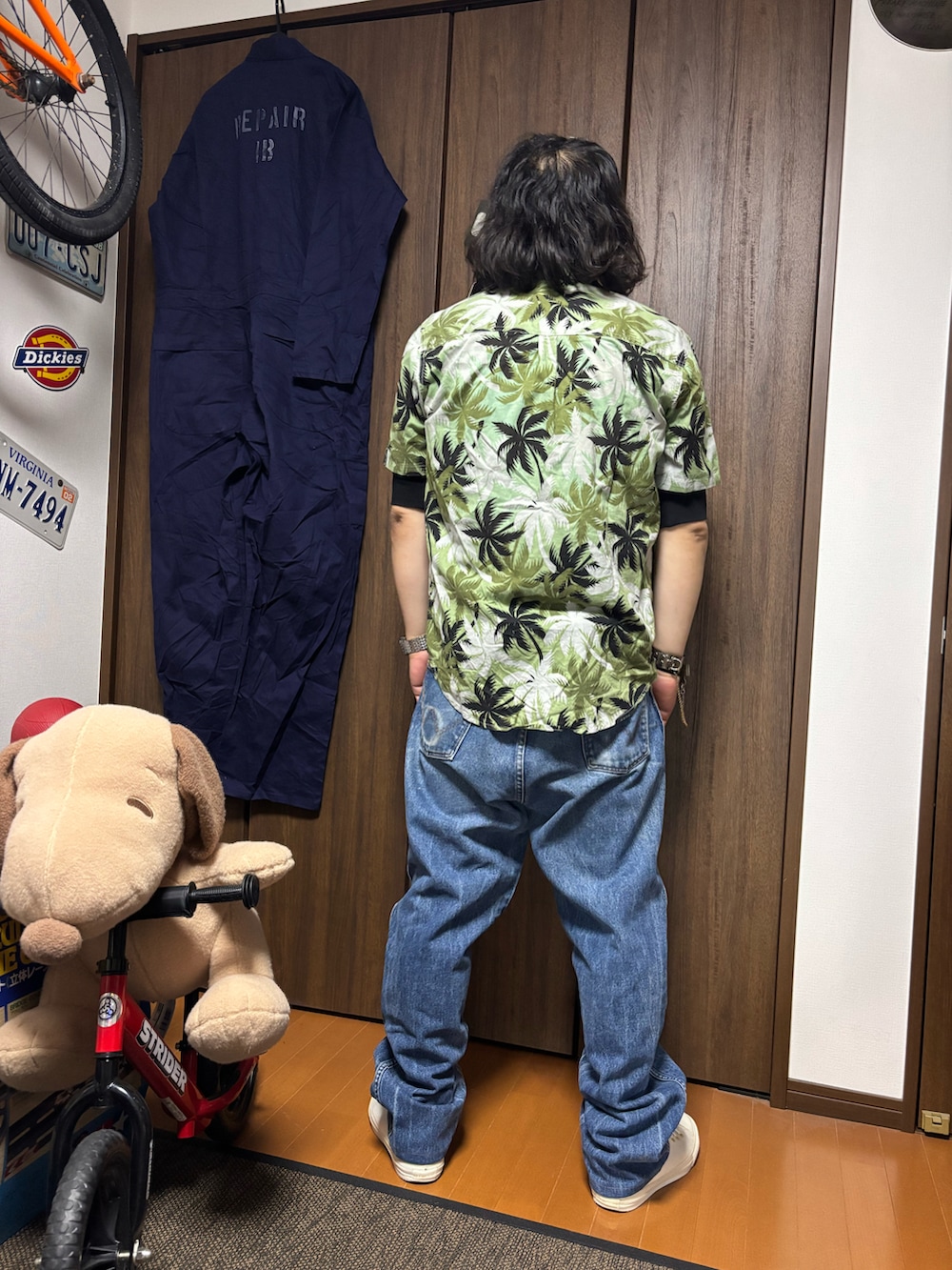 グリーン系のシャツ/ブラウス、ブラック系のTシャツ/カットソー、ブルー系のデニムパンツを着用したメンズの春コーディネートの2枚目の写真