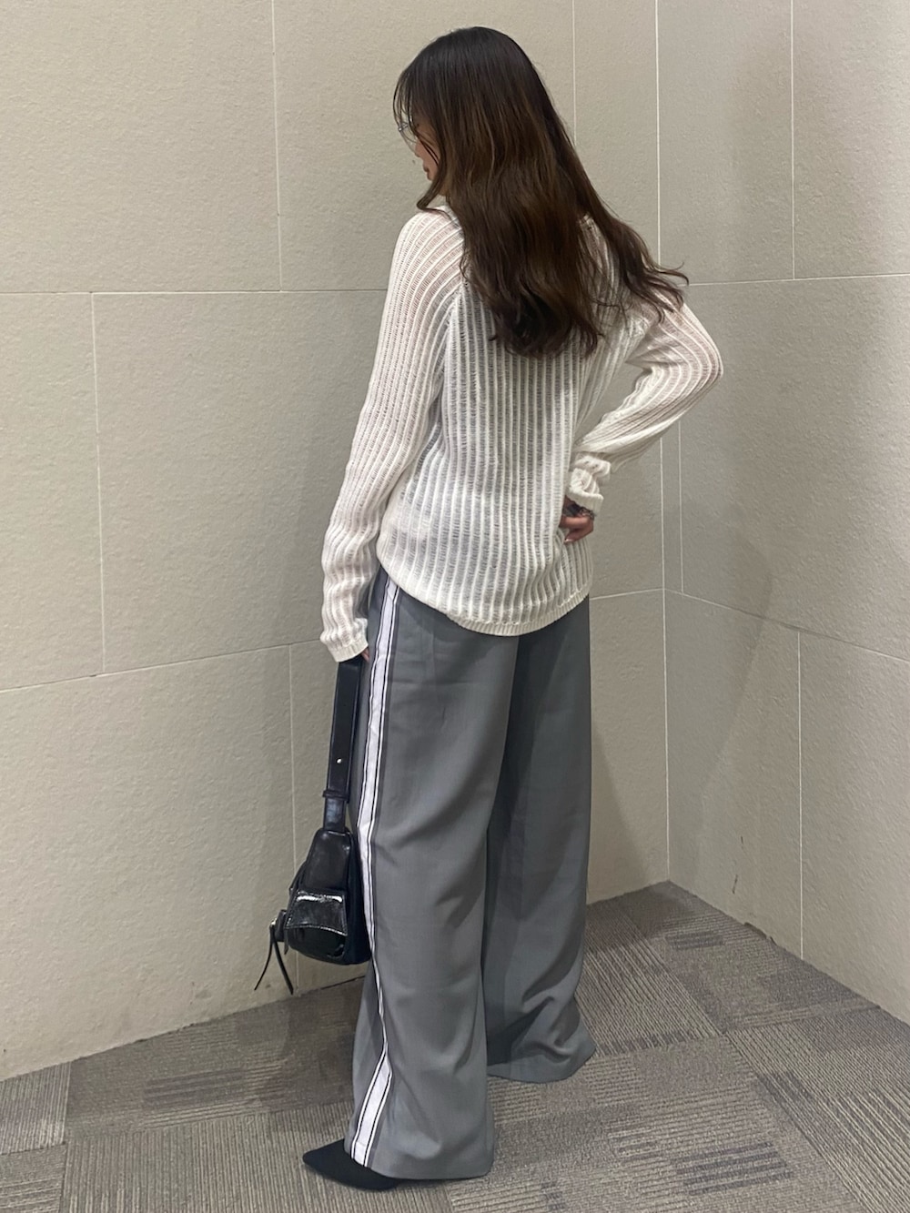 「メッシュニット、お出かけコーデ、モノトーン、スポーツミックス、淡色コーデ、きれいめカジュアル、夏コーデ、オトナ女子、ゆるコーデ、低身長女子、オトナカジュアル、ママコーデ、骨格ストレート、スラックス、ワイドパンツ」｜「ANAPの透かし編み ざっくり ニット トップス（ニット/セーター、ホワイト系）」を使った、Hazukiさん（骨格ストレート・レディース・155cm）の夏コーディネートの3枚目の写真