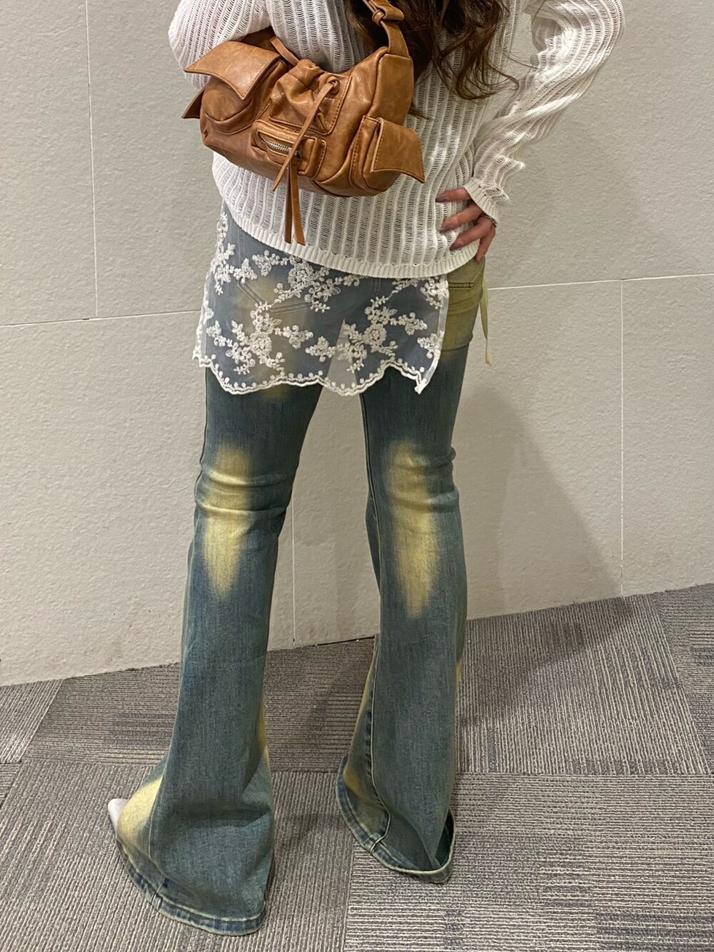 「レイヤードスタイル、フレアパンツ、シンプルコーデ、きれいめカジュアル、デニム、大人女子、春カラー、春、レイヤード、ラフコーデ、大人可愛い、骨格ストレート」｜「ANAPの透かし編み ざっくり ニット トップス（ニット/セーター、ホワイト系）」を使った、Hazukiさん（骨格ストレート・レディース・155cm）の春コーディネートの4枚目の写真