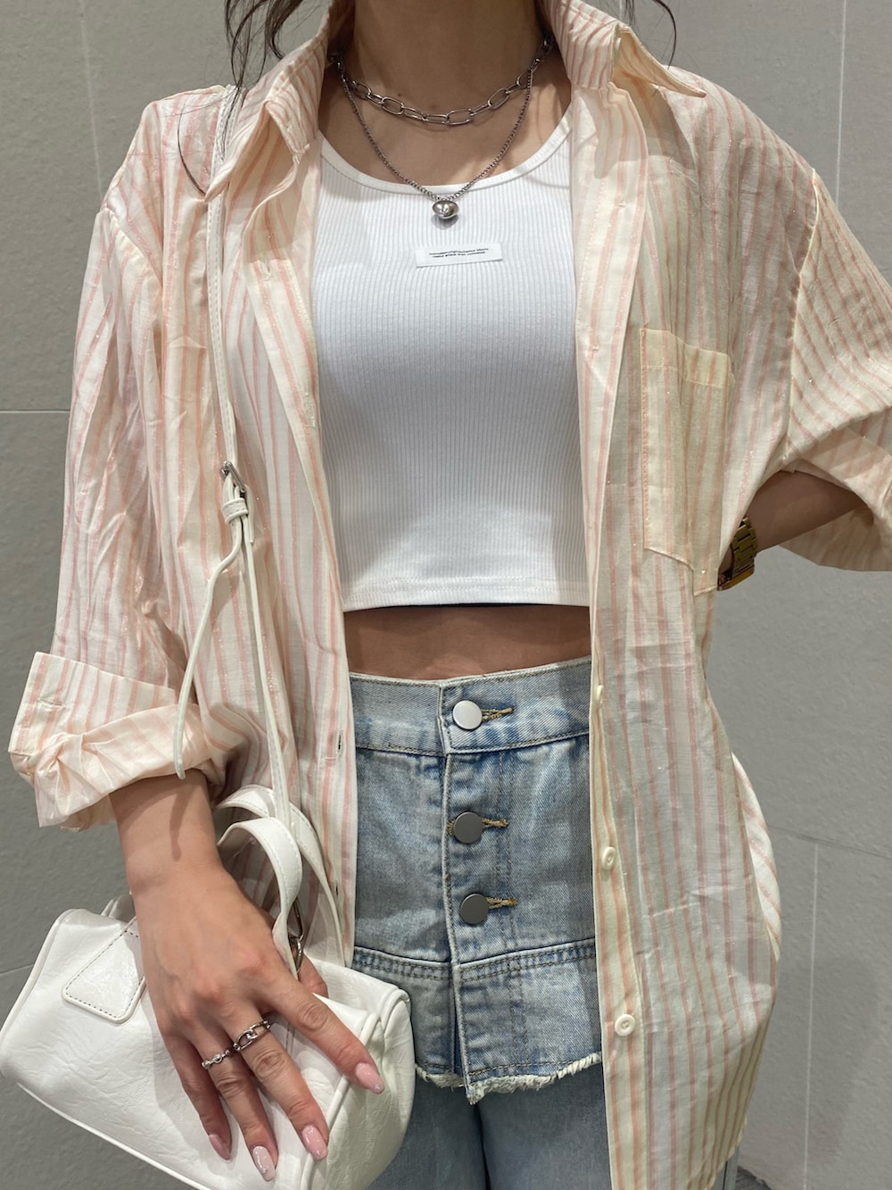 「柄シャツ、シャツスタイル、休日スタイル、デニム、低身長コーデ、ストライプシャツ、淡色コーデ、きれいめカジュアル、オトナ女子、春服、150cm台コーデ、ママコーデ、骨格ストレート」｜「ANAPのラメストライプシャツ（シャツ/ブラウス、ピンク系）」を使った、Hazukiさん（骨格ストレート・レディース・155cm）の春コーディネートの3枚目の写真