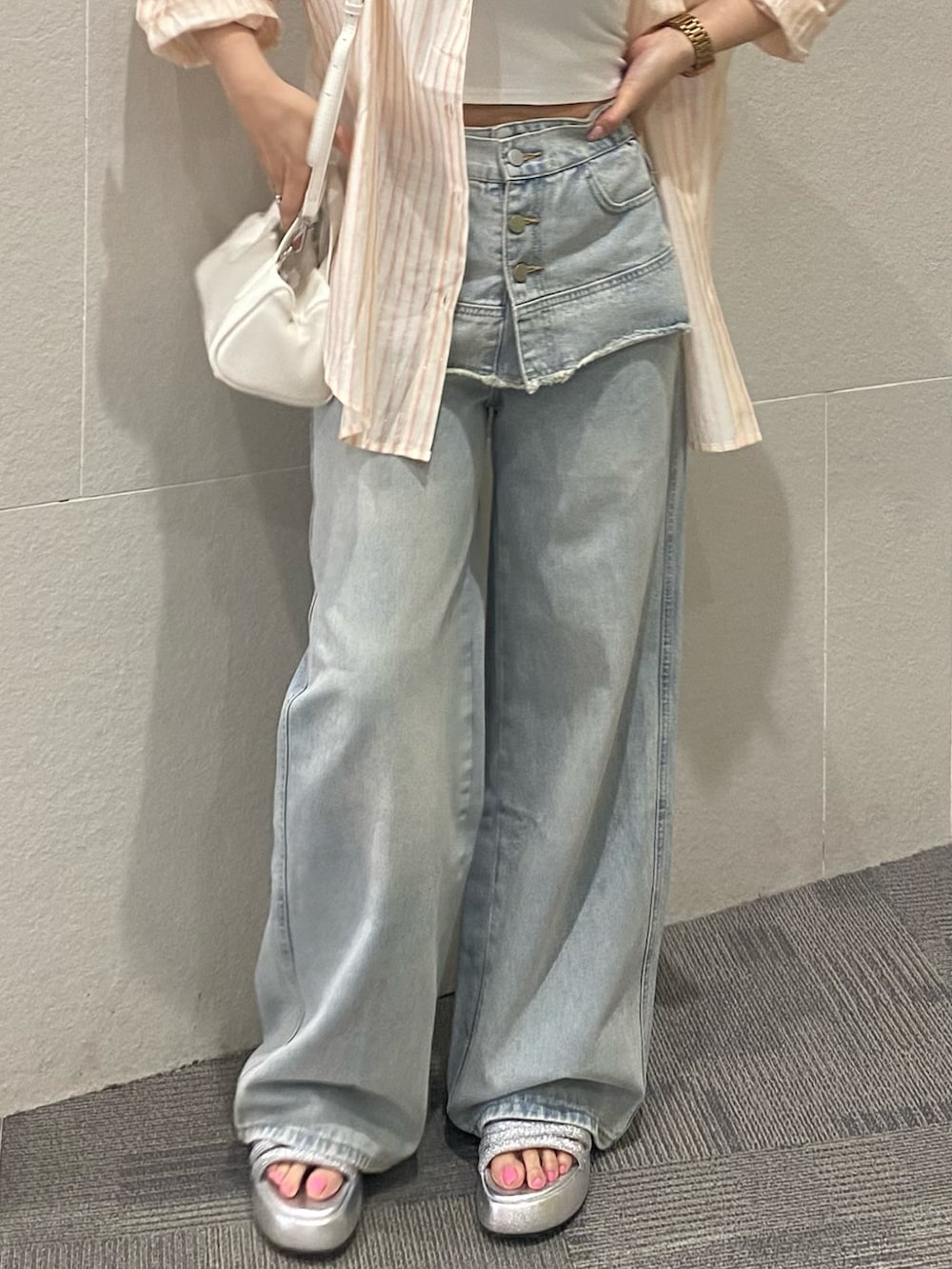 「柄シャツ、シャツスタイル、休日スタイル、デニム、低身長コーデ、ストライプシャツ、淡色コーデ、きれいめカジュアル、オトナ女子、春服、150cm台コーデ、ママコーデ、骨格ストレート」｜「ANAPのラメストライプシャツ（シャツ/ブラウス、ピンク系）」を使った、Hazukiさん（骨格ストレート・レディース・155cm）の春コーディネートの2枚目の写真