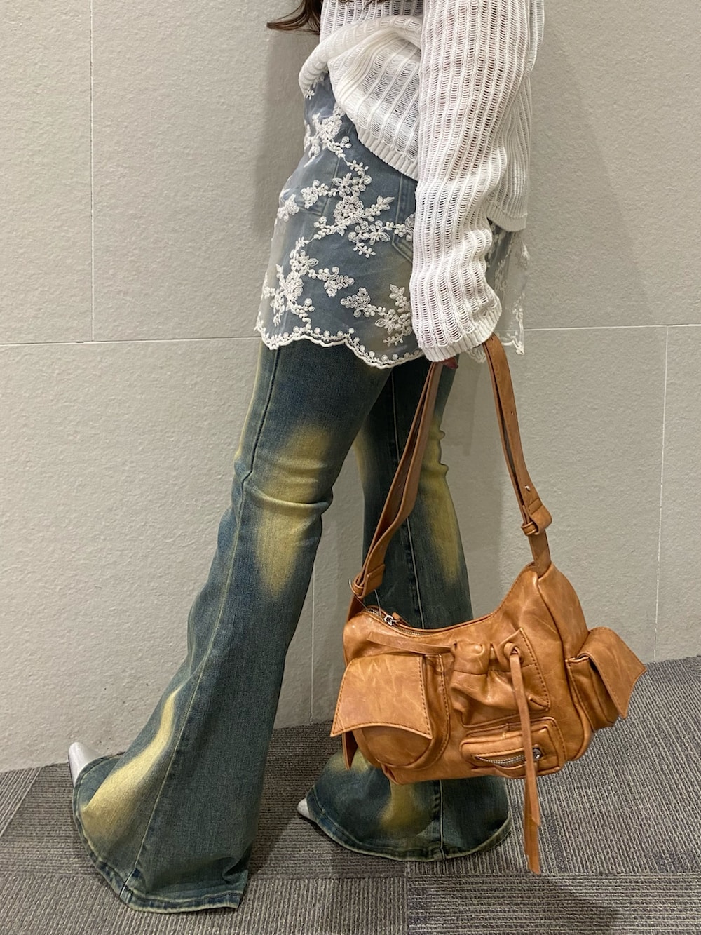 「レイヤードスタイル、フレアパンツ、シンプルコーデ、きれいめカジュアル、デニム、大人女子、春カラー、春、レイヤード、ラフコーデ、大人可愛い、骨格ストレート」｜「ANAPの透かし編み ざっくり ニット トップス（ニット/セーター、ホワイト系）」を使った、Hazukiさん（骨格ストレート・レディース・155cm）の春コーディネートの3枚目の写真