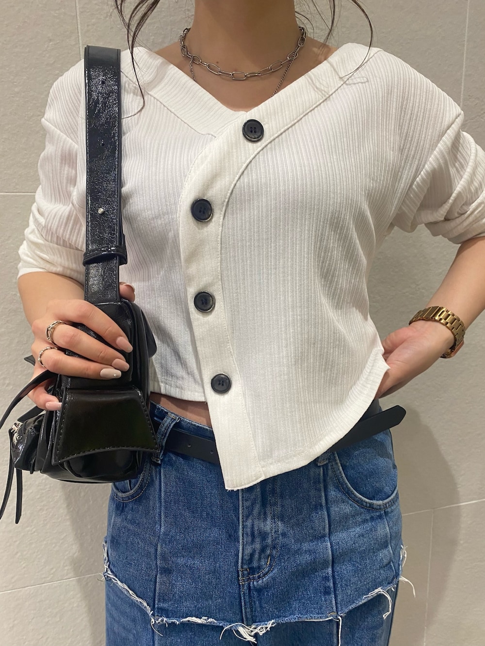「ワイドパンツ、シンプルコーデ、きれいめカジュアル、デニム、低身長コーデ、ラクチンコーデ、カジュアルスタイル、キレイめカジュアル、低身長女子、春コーデ、カーディガン、ママコーデ、骨格ストレート」｜「ANAPのウェーブデザインリブカーディガン（カーディガン/ボレロ、ホワイト系）」を使った、Hazukiさん（骨格ストレート・レディース・155cm）の春コーディネートの3枚目の写真