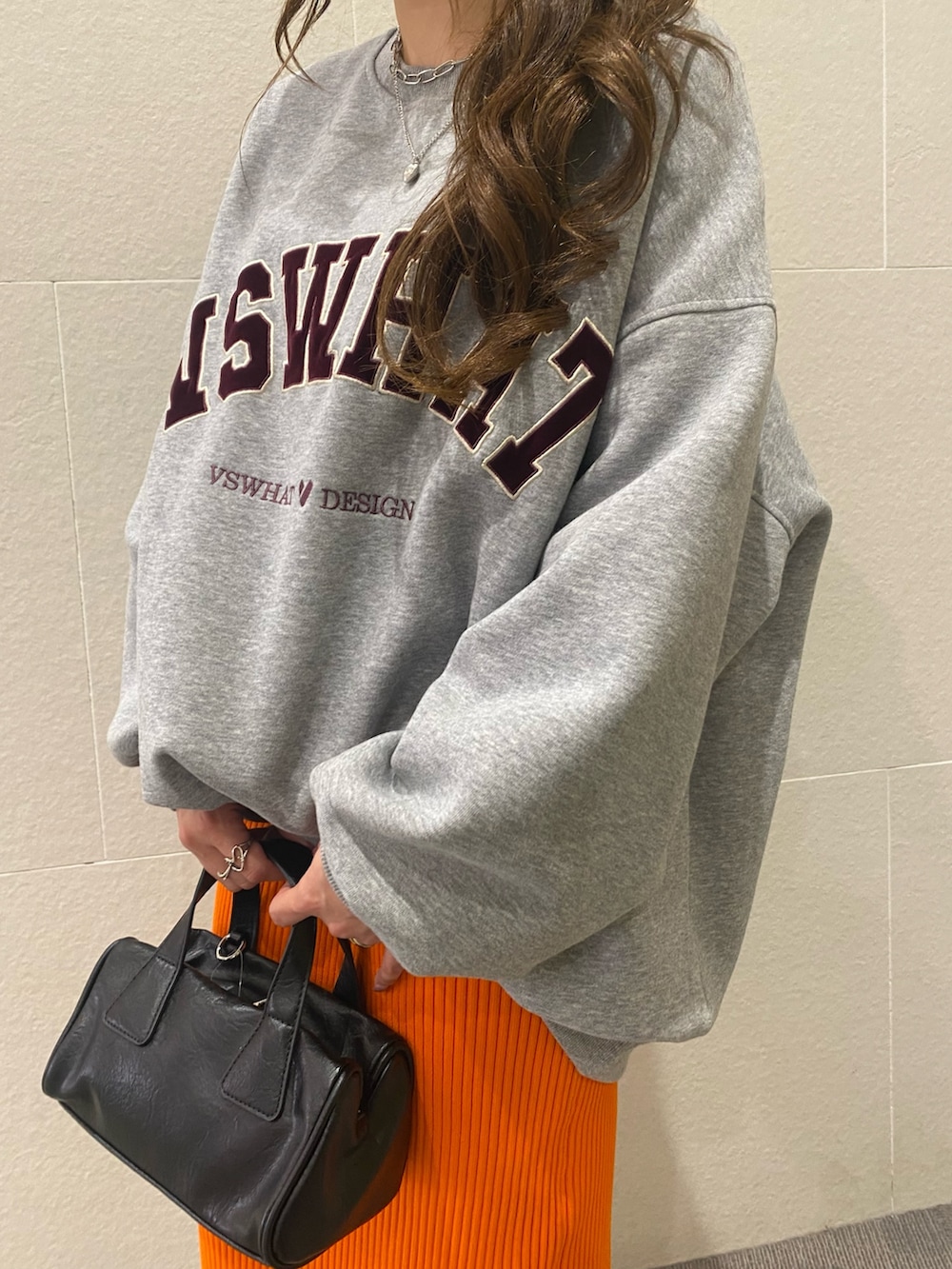 「大人カジュアル、スニーカー、お出かけコーデ、スウェット、タイトスカート、休日コーデ、主婦コーデ、ママコーデ、春コーデ」｜「ANAPのリブニットロングスカート（スカート、オレンジ系）」を使った、Hazukiさん（骨格ストレート・レディース・155cm）の春コーディネートの2枚目の写真