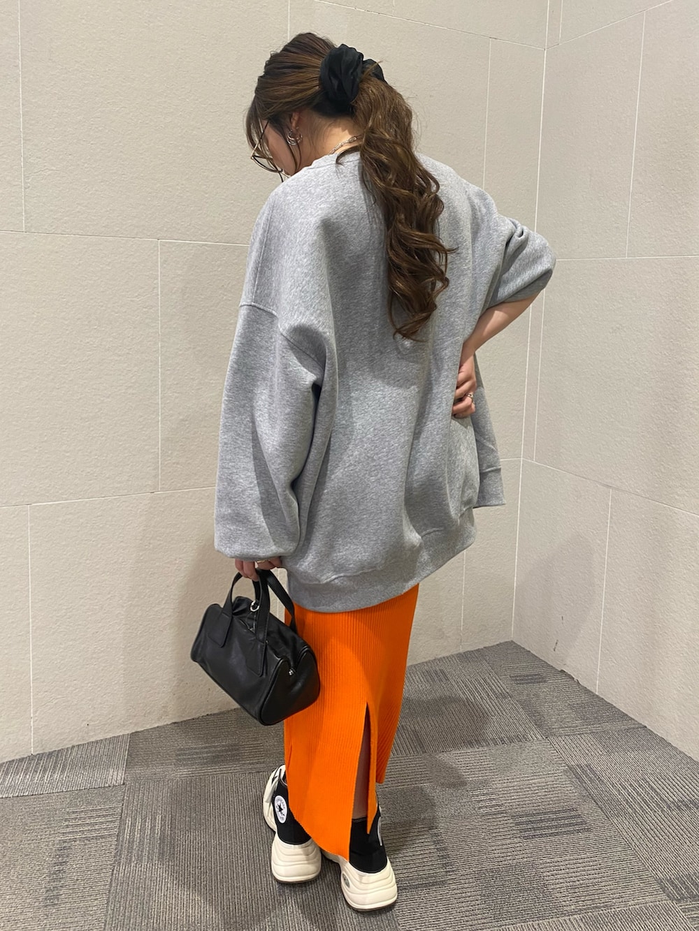 「大人カジュアル、スニーカー、お出かけコーデ、スウェット、タイトスカート、休日コーデ、主婦コーデ、ママコーデ、春コーデ」｜「ANAPのリブニットロングスカート（スカート、オレンジ系）」を使った、Hazukiさん（骨格ストレート・レディース・155cm）の春コーディネートの3枚目の写真