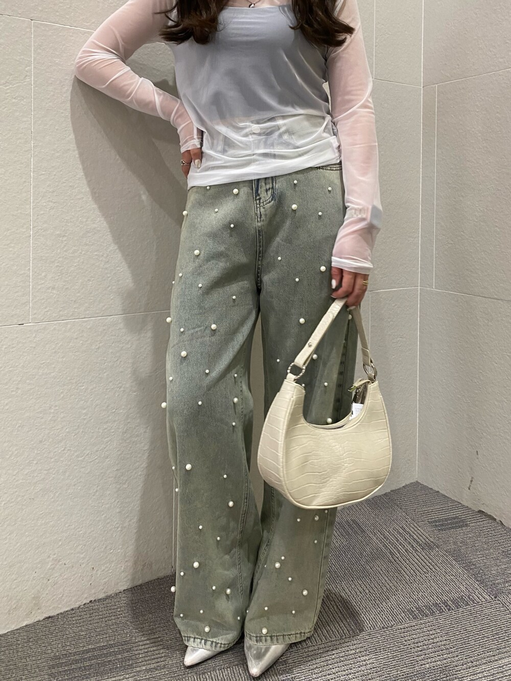 「大人カジュアル、春夏コーデ、キャップ、淡色コーデ、シンプルコーデ、きれいめカジュアル、シアートップス、春服コーデ、オトナカジュアル、ラフコーデ、骨格ストレート」｜「ANAPのパワーメッシュ クルーネックロンT（Tシャツ/カットソー、ホワイト系）」を使った、Hazukiさん（骨格ストレート・レディース・155cm）の春コーディネートの3枚目の写真