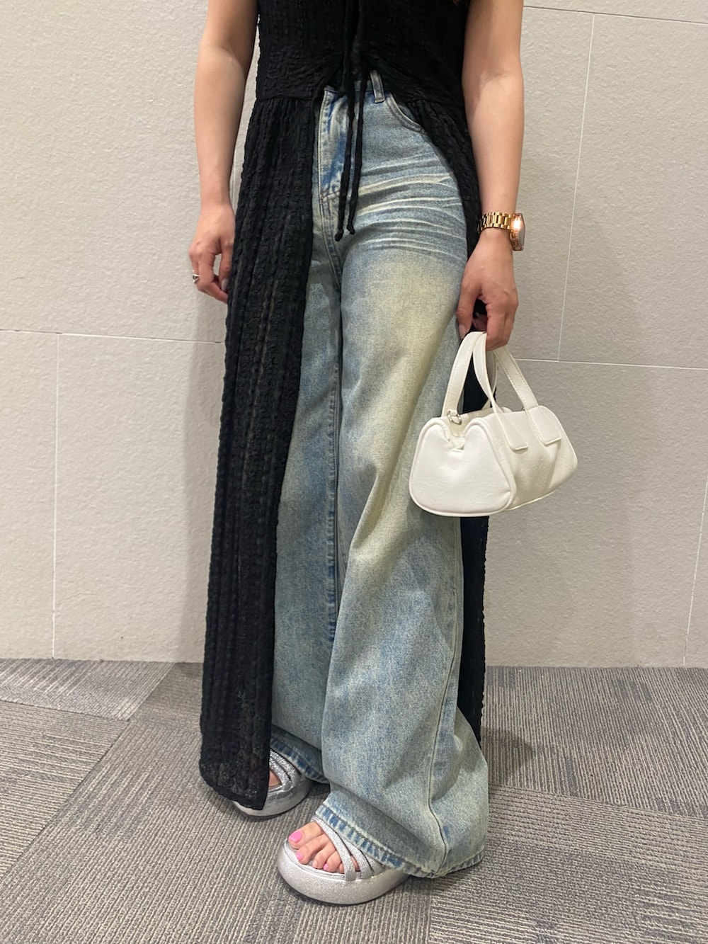 「モノトーン、黒Tシャツ、低身長コーデ、ワンピース、きれいめカジュアル、レイヤードスタイル、デニム、オトナカジュアル、キレイめカジュアル、大人かわいい、低身長女子、骨格ストレート、ママコーデ」｜「ANAPのシンプルノーマルTシャツ（Tシャツ/カットソー、ブラック系）」を使った、Hazukiさん（骨格ストレート・レディース・155cm）の夏コーディネートの3枚目の写真