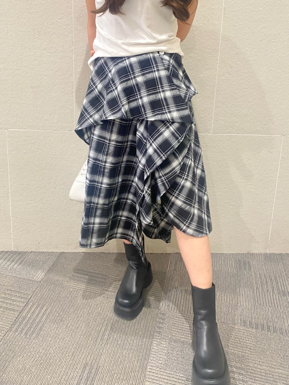 「白Tシャツ、モノトーン、ロングスカート、きれいめカジュアル、モノトーンコーデ、チェック、ディズニーコーデ、骨格ストレート、低身長、雨の日コーデ、ライブコーデ、ママコーデ」｜「ANAPのシンプルノーマルTシャツ（Tシャツ/カットソー、ホワイト系）」を使った、Hazukiさん（骨格ストレート・レディース・155cm）の夏コーディネートの2枚目の写真