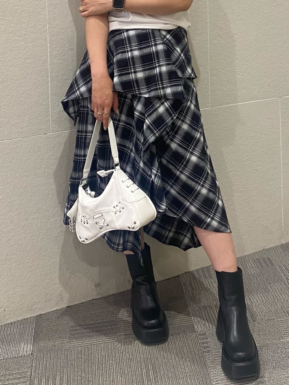 「白Tシャツ、モノトーン、ロングスカート、きれいめカジュアル、モノトーンコーデ、チェック、ディズニーコーデ、骨格ストレート、低身長、雨の日コーデ、ライブコーデ、ママコーデ」｜「ANAPのシンプルノーマルTシャツ（Tシャツ/カットソー、ホワイト系）」を使った、Hazukiさん（骨格ストレート・レディース・155cm）の夏コーディネートの3枚目の写真