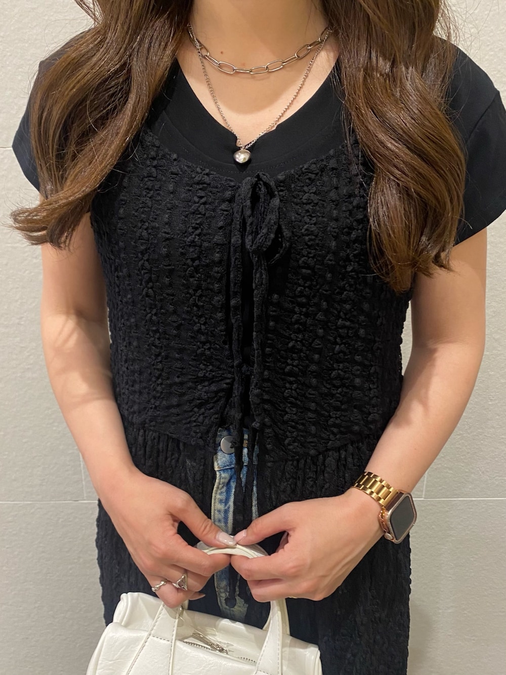 「モノトーン、黒Tシャツ、低身長コーデ、ワンピース、きれいめカジュアル、レイヤードスタイル、デニム、オトナカジュアル、キレイめカジュアル、大人かわいい、低身長女子、骨格ストレート、ママコーデ」｜「ANAPのシンプルノーマルTシャツ（Tシャツ/カットソー、ブラック系）」を使った、Hazukiさん（骨格ストレート・レディース・155cm）の夏コーディネートの2枚目の写真