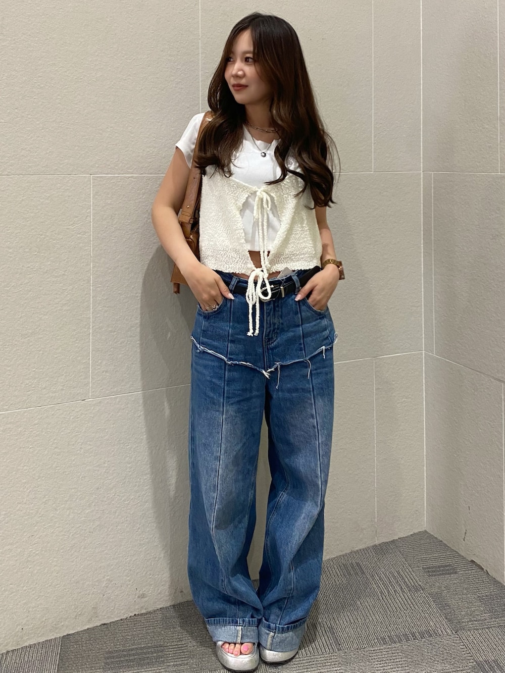 「白Tシャツ、サンダル、低身長コーデ、リボン、ビスチェ、きれいめカジュアル、レイヤードスタイル、デニム、オトナカジュアル、キレイめカジュアル、シンプルカジュアル、大人かわいい、低身長女子、骨格ストレート、ママコーデ」｜「ANAPのシンプルノーマルTシャツ（Tシャツ/カットソー、ホワイト系）」を使った、Hazukiさん（骨格ストレート・レディース・155cm）の春コーディネートの2枚目の写真