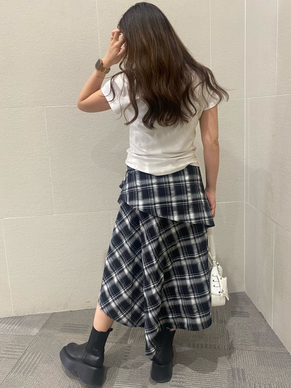 「白Tシャツ、モノトーン、ロングスカート、きれいめカジュアル、モノトーンコーデ、チェック、ディズニーコーデ、骨格ストレート、低身長、雨の日コーデ、ライブコーデ、ママコーデ」｜「ANAPのシンプルノーマルTシャツ（Tシャツ/カットソー、ホワイト系）」を使った、Hazukiさん（骨格ストレート・レディース・155cm）の夏コーディネートの4枚目の写真