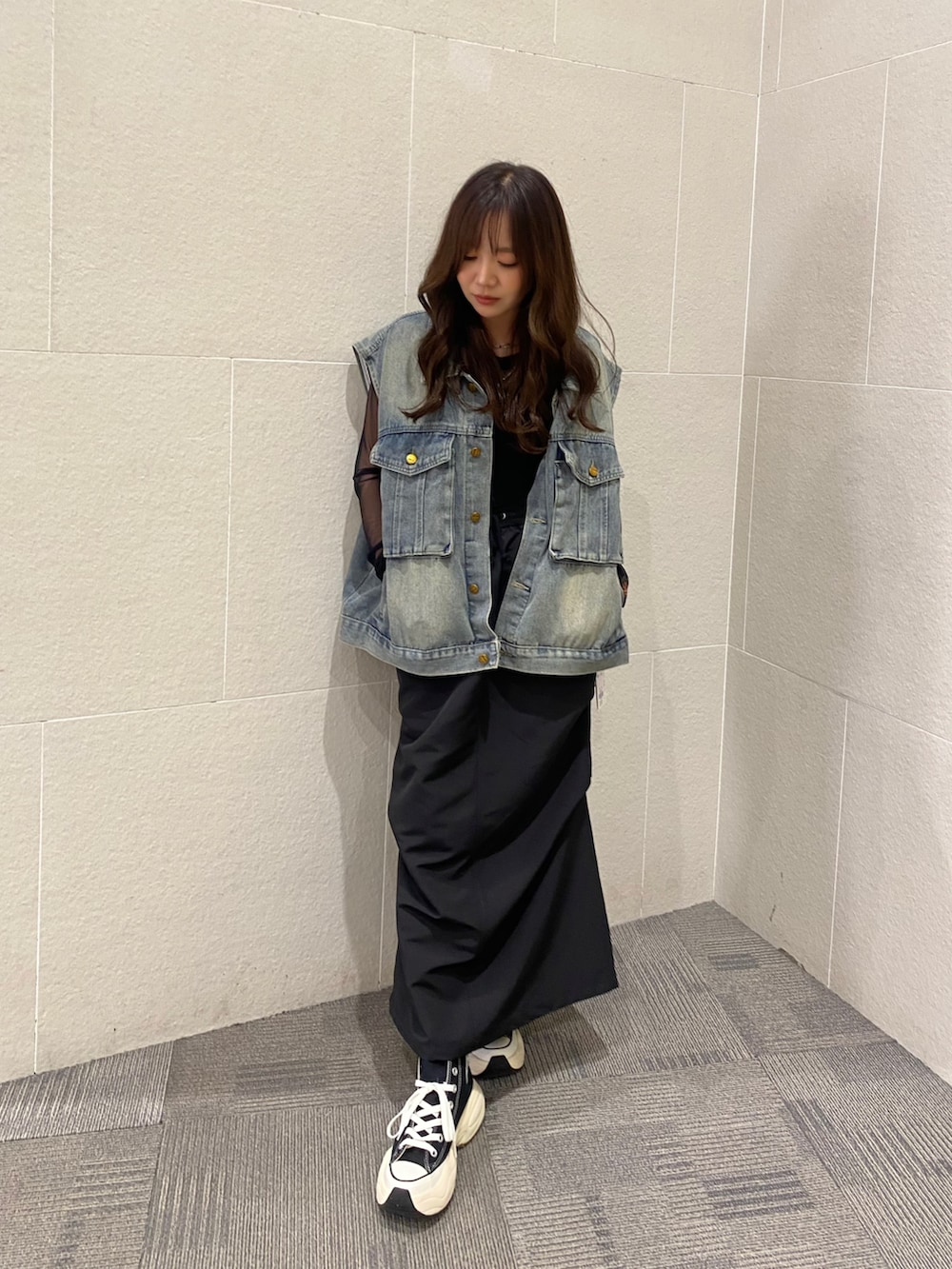 「大人カジュアル、モノトーン、春夏コーデ、きれいめカジュアル、スニーカー、シアートップス、春服コーデ、オトナカジュアル、着回しコーデ、モノトーンコーデ、骨格ストレート」｜「ANAPのパワーメッシュ クルーネックロンT（Tシャツ/カットソー、ブラック系）」を使った、Hazukiさん（骨格ストレート・レディース・155cm）の春コーディネートの2枚目の写真