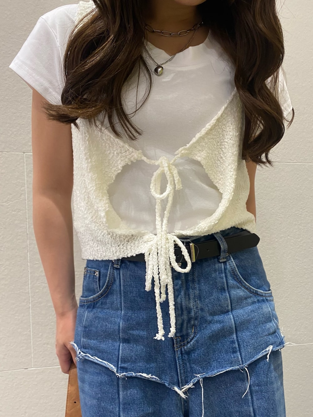 「白Tシャツ、サンダル、低身長コーデ、リボン、ビスチェ、きれいめカジュアル、レイヤードスタイル、デニム、オトナカジュアル、キレイめカジュアル、シンプルカジュアル、大人かわいい、低身長女子、骨格ストレート、ママコーデ」｜「ANAPのシンプルノーマルTシャツ（Tシャツ/カットソー、ホワイト系）」を使った、Hazukiさん（骨格ストレート・レディース・155cm）の春コーディネートの4枚目の写真