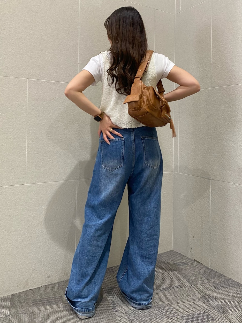 「白Tシャツ、サンダル、低身長コーデ、リボン、ビスチェ、きれいめカジュアル、レイヤードスタイル、デニム、オトナカジュアル、キレイめカジュアル、シンプルカジュアル、大人かわいい、低身長女子、骨格ストレート、ママコーデ」｜「ANAPのシンプルノーマルTシャツ（Tシャツ/カットソー、ホワイト系）」を使った、Hazukiさん（骨格ストレート・レディース・155cm）の春コーディネートの3枚目の写真