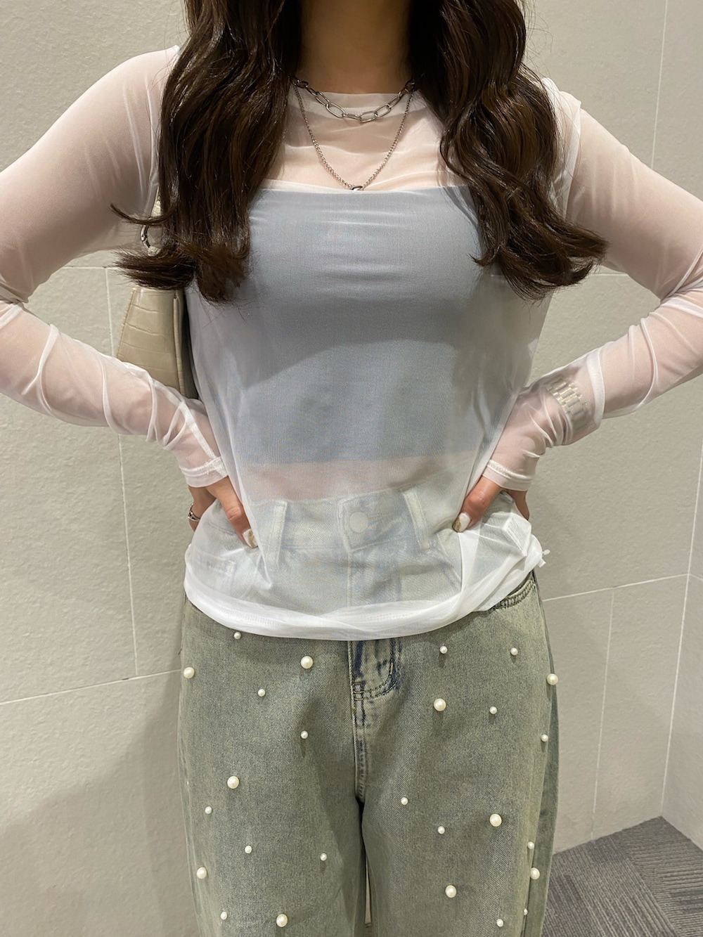「大人カジュアル、春夏コーデ、キャップ、淡色コーデ、シンプルコーデ、きれいめカジュアル、シアートップス、春服コーデ、オトナカジュアル、ラフコーデ、骨格ストレート」｜「ANAPのパワーメッシュ クルーネックロンT（Tシャツ/カットソー、ホワイト系）」を使った、Hazukiさん（骨格ストレート・レディース・155cm）の春コーディネートの2枚目の写真