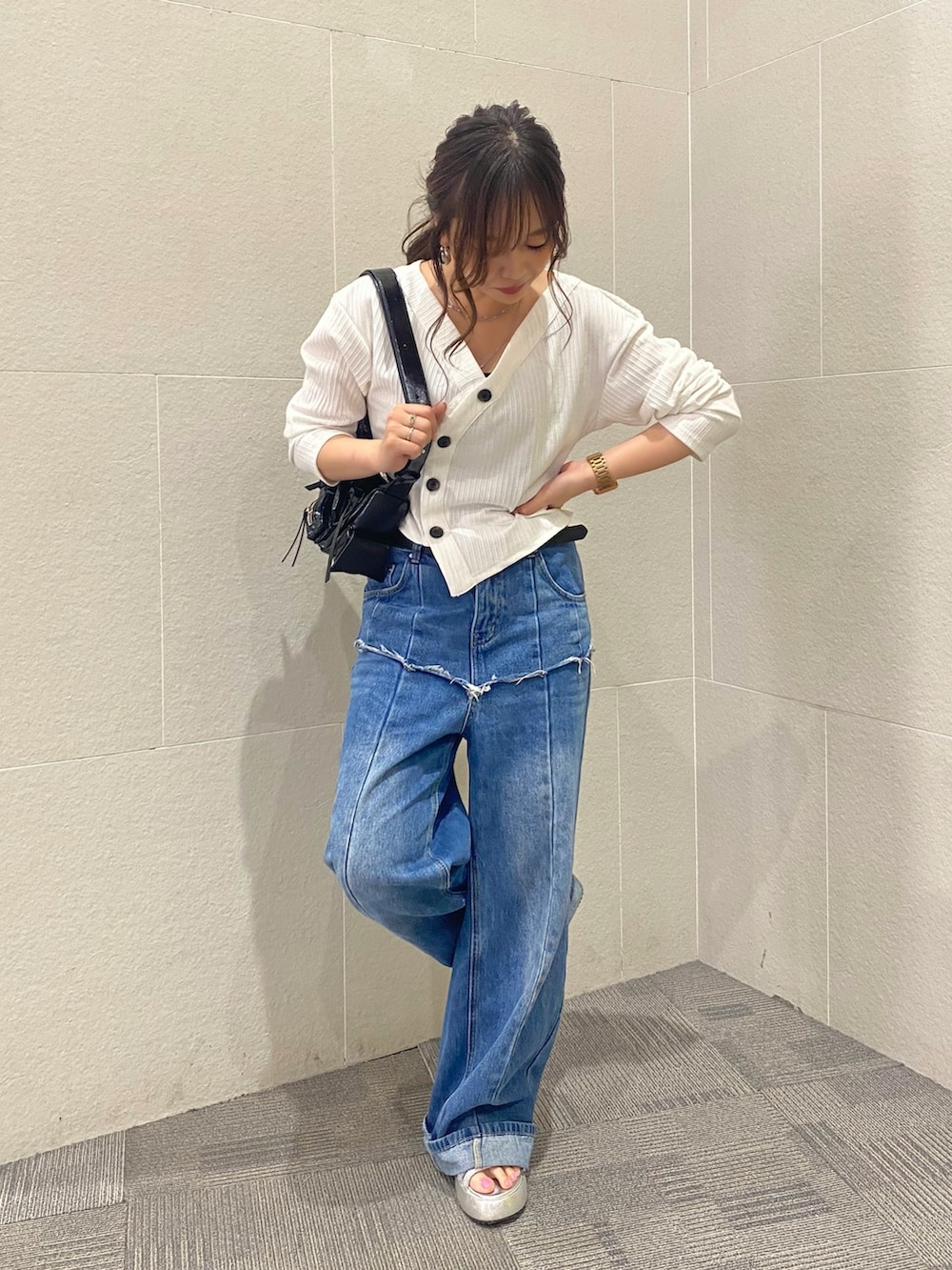 「ワイドパンツ、シンプルコーデ、きれいめカジュアル、デニム、低身長コーデ、ラクチンコーデ、カジュアルスタイル、キレイめカジュアル、低身長女子、春コーデ、カーディガン、ママコーデ、骨格ストレート」｜「ANAPのウェーブデザインリブカーディガン（カーディガン/ボレロ、ホワイト系）」を使った、Hazukiさん（骨格ストレート・レディース・155cm）の春コーディネートの2枚目の写真