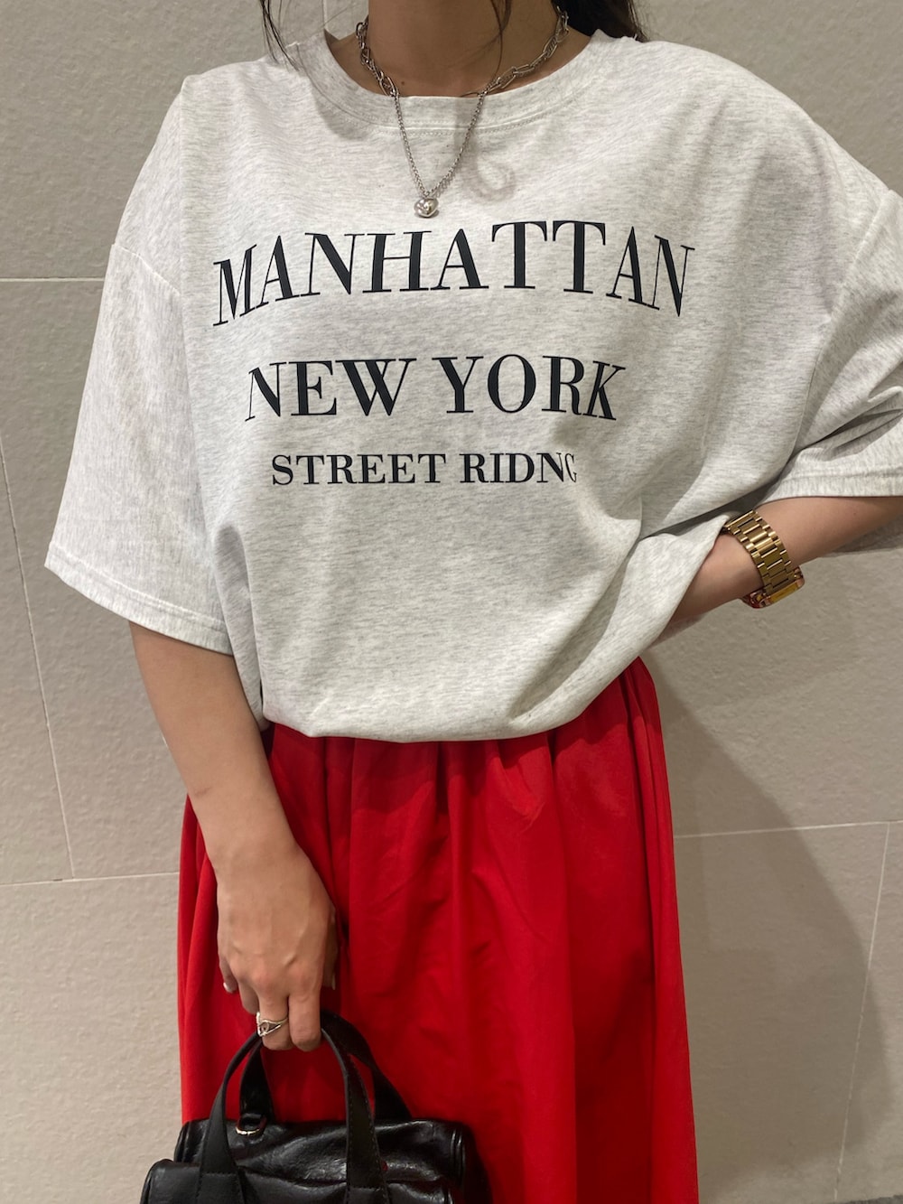 「白Tシャツ、きれいめカジュアル、低身長コーデ、夏コーデ、オトナ女子、夏服、ラクチンコーデ、スカートコーデ、スカートスタイル、オトナカワイイ、カラーコーデ、ママコーデ、骨格ストレート」｜「ANAPのマンハッタン ロゴ Tシャツ（Tシャツ/カットソー、グレー系）」を使った、Hazukiさん（骨格ストレート・レディース・155cm）の春コーディネートの2枚目の写真