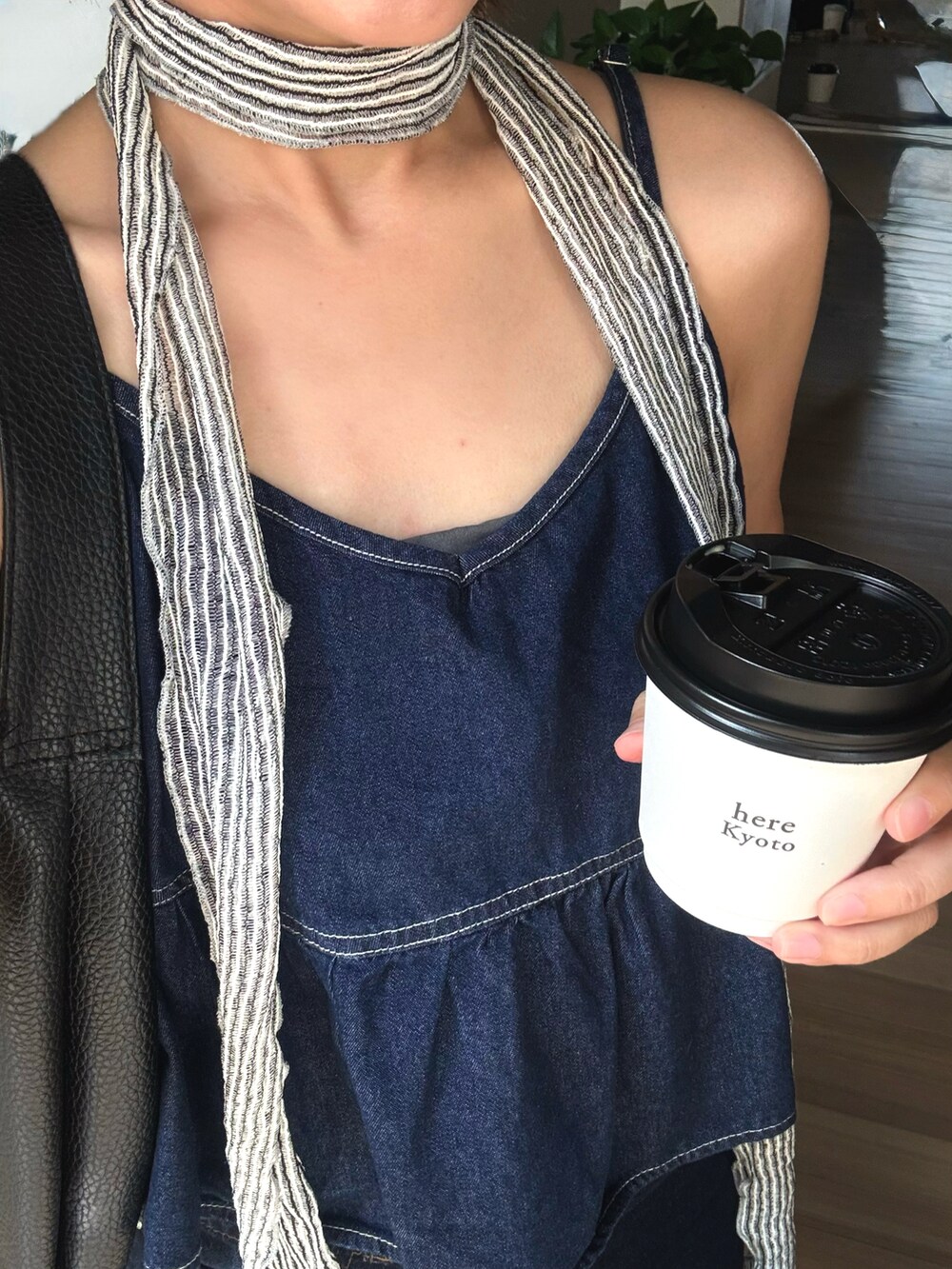 ブルー系のキャミソールを着用したレディースの夏コーディネートの3枚目の写真