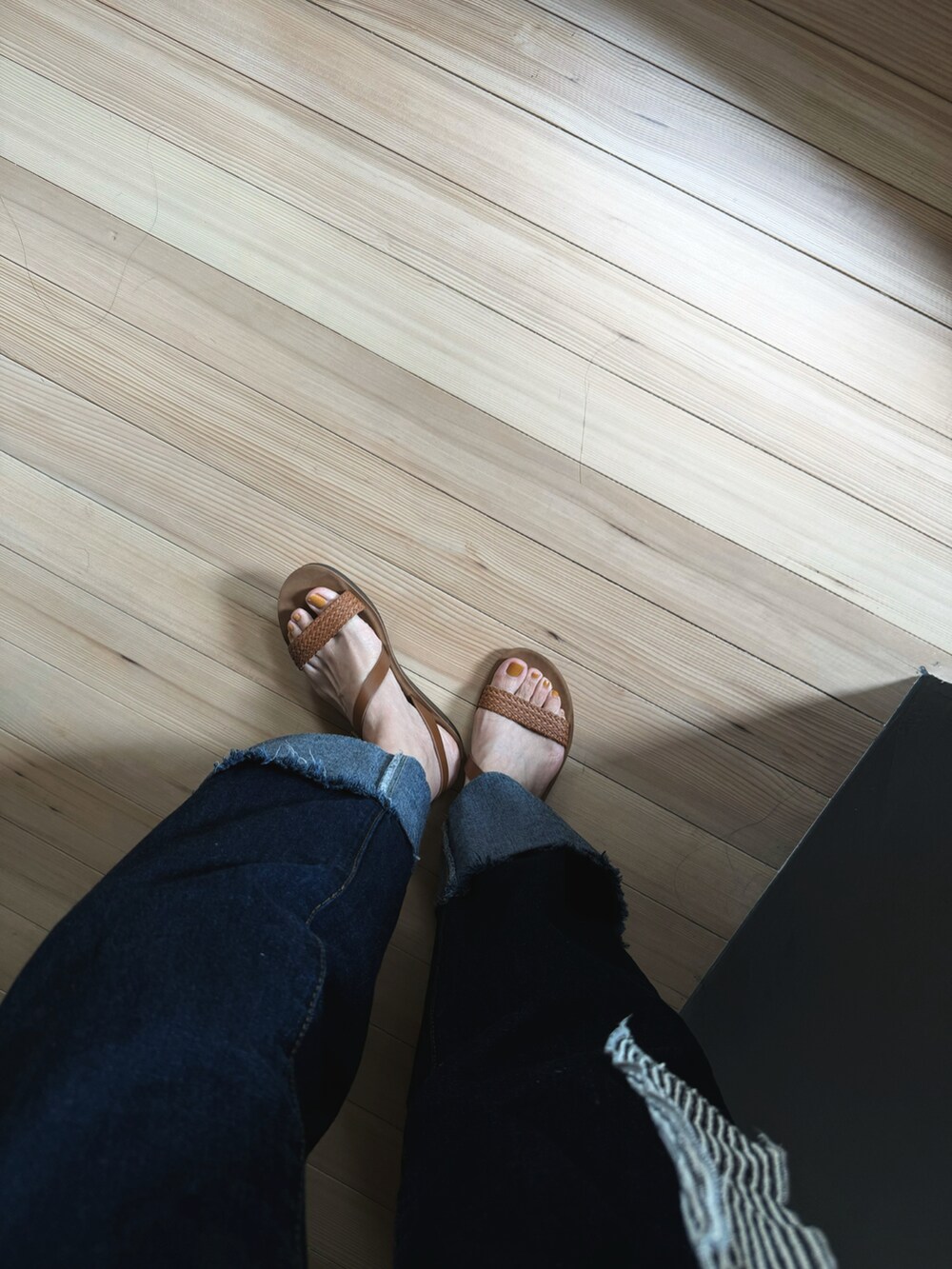 ブルー系のキャミソールを着用したレディースの夏コーディネートの4枚目の写真