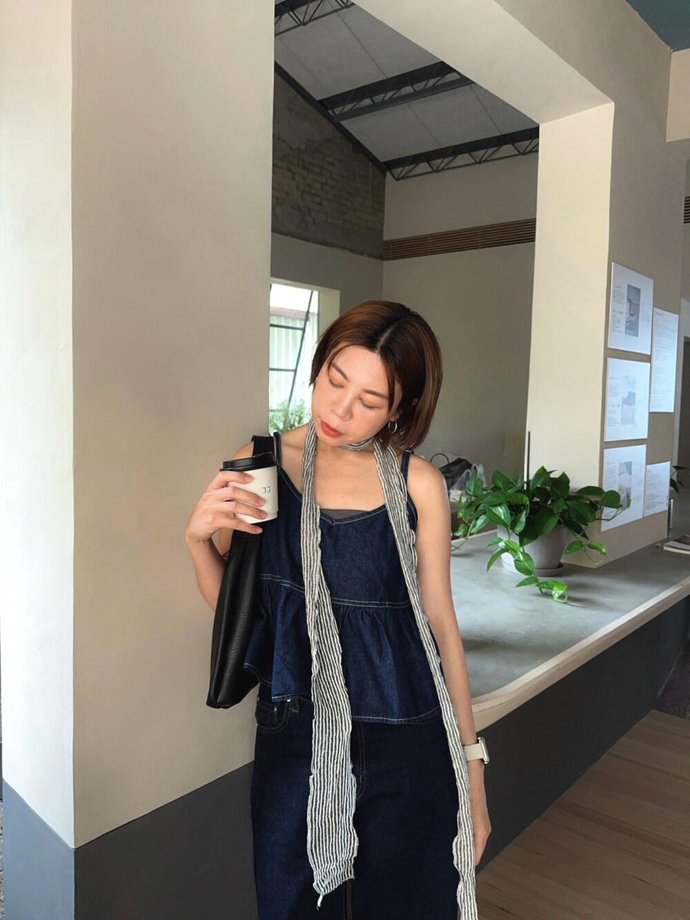 ブルー系のキャミソールを着用したレディースの夏コーディネートの2枚目の写真