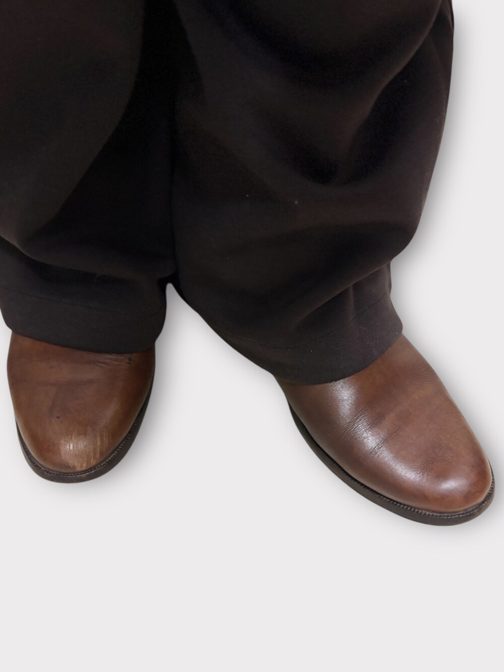 レッド系のシャツ/ブラウス、ベージュ系のジャケット/アウター、ブラウン系のスウェットパンツを着用したメンズの秋コーディネートの5枚目の写真