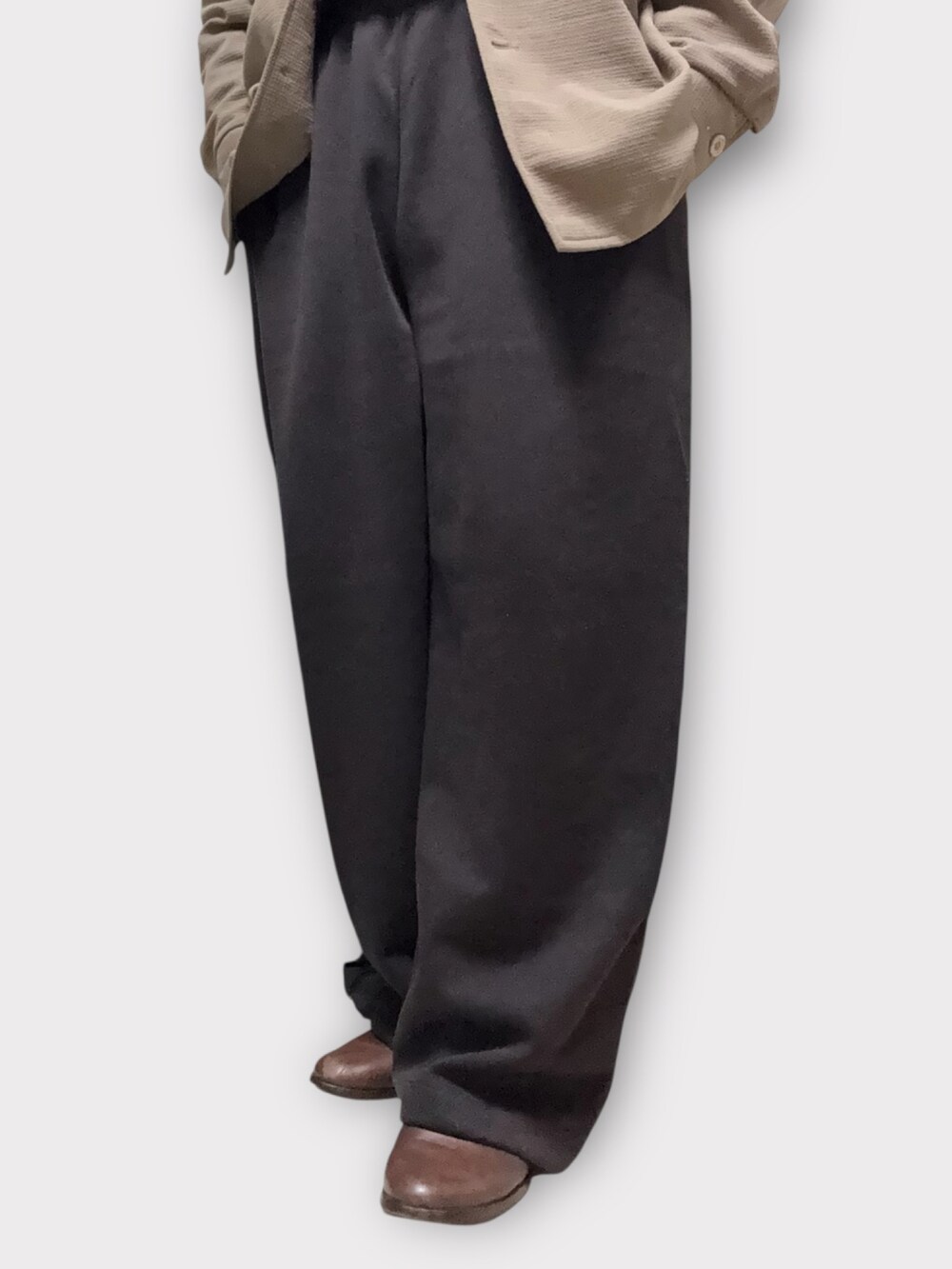 レッド系のシャツ/ブラウス、ベージュ系のジャケット/アウター、ブラウン系のスウェットパンツを着用したメンズの秋コーディネートの4枚目の写真