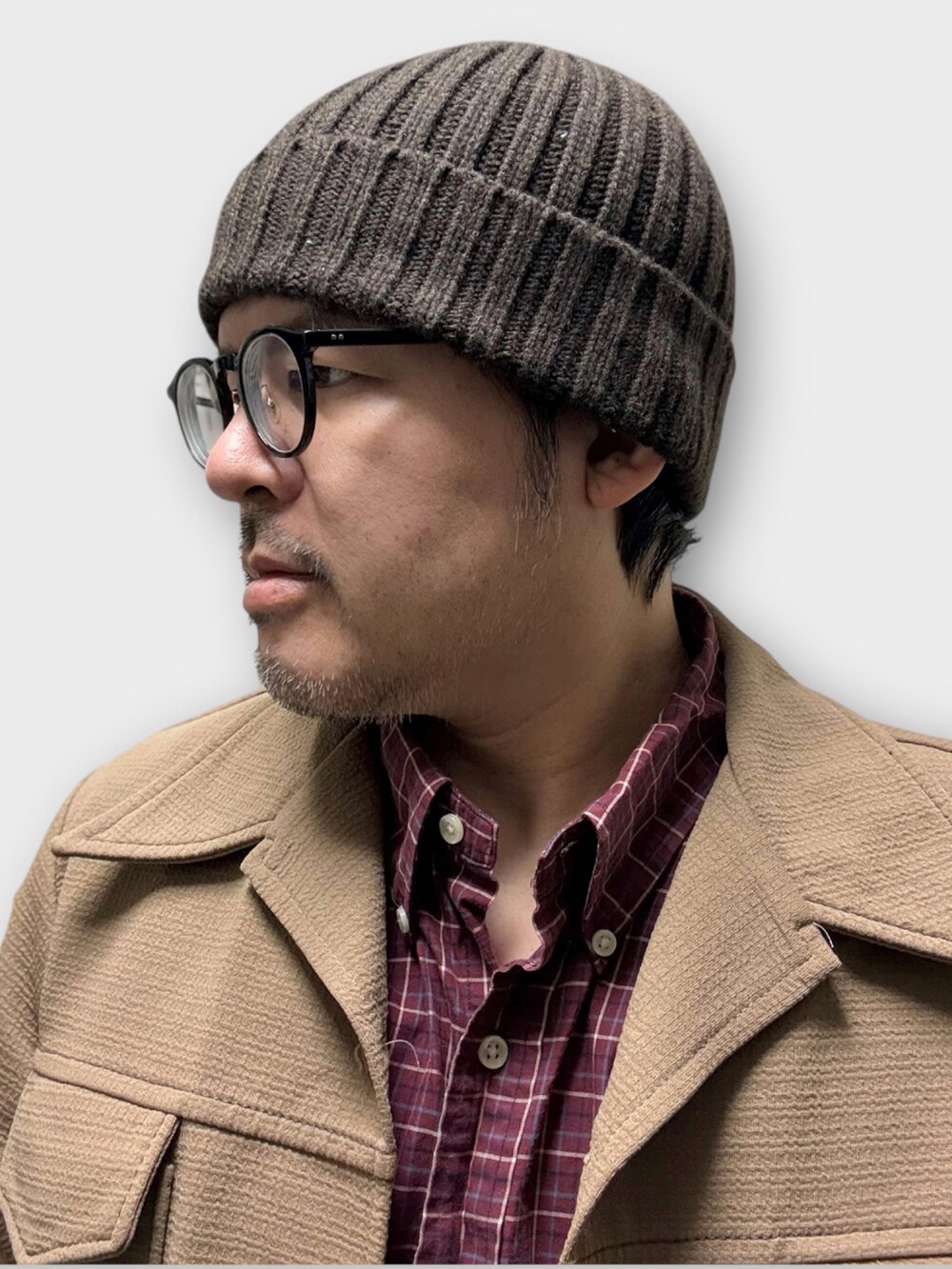 レッド系のシャツ/ブラウス、ベージュ系のジャケット/アウター、ブラウン系のスウェットパンツを着用したメンズの秋コーディネートの2枚目の写真