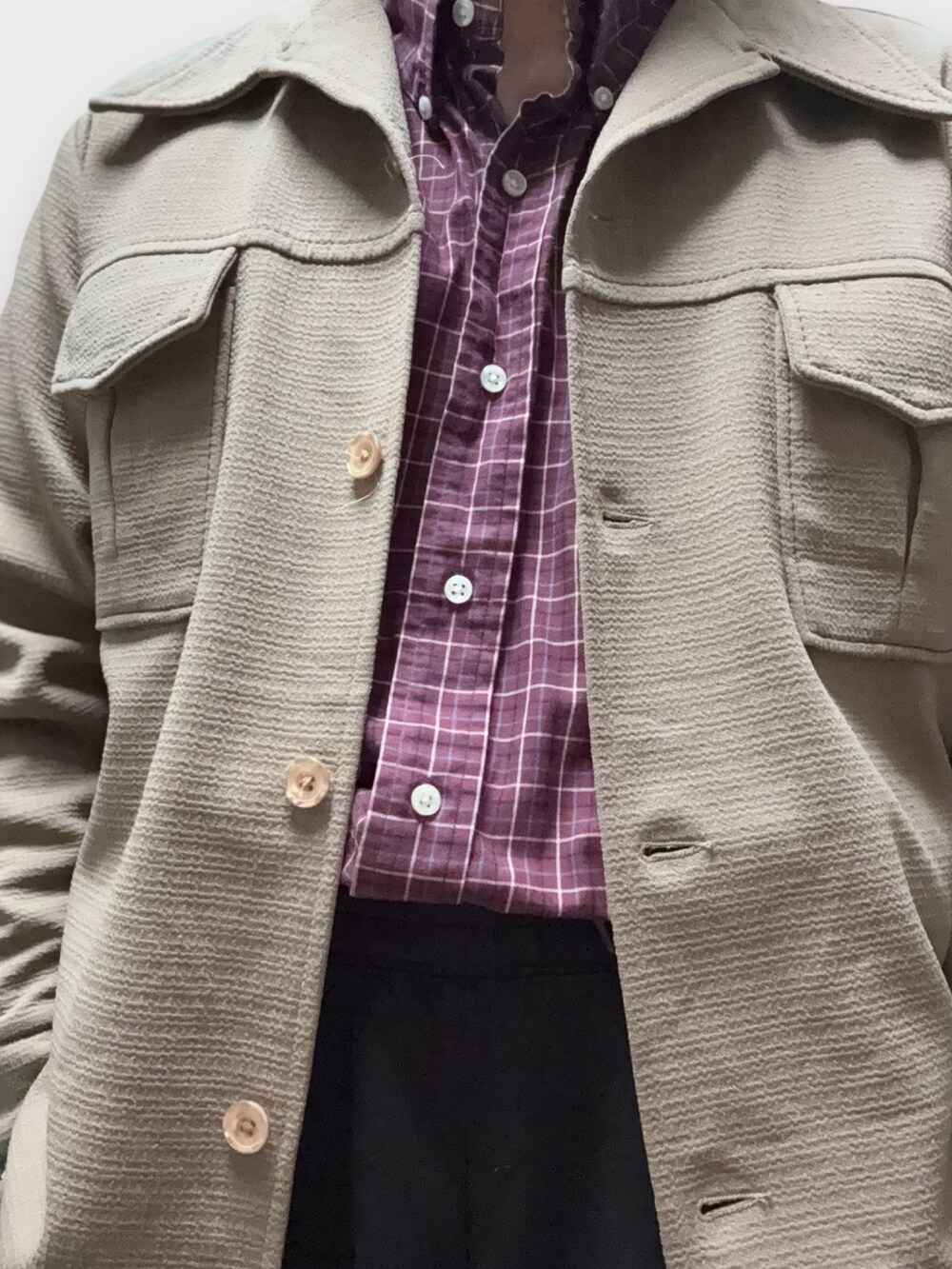 レッド系のシャツ/ブラウス、ベージュ系のジャケット/アウター、ブラウン系のスウェットパンツを着用したメンズの秋コーディネートの3枚目の写真