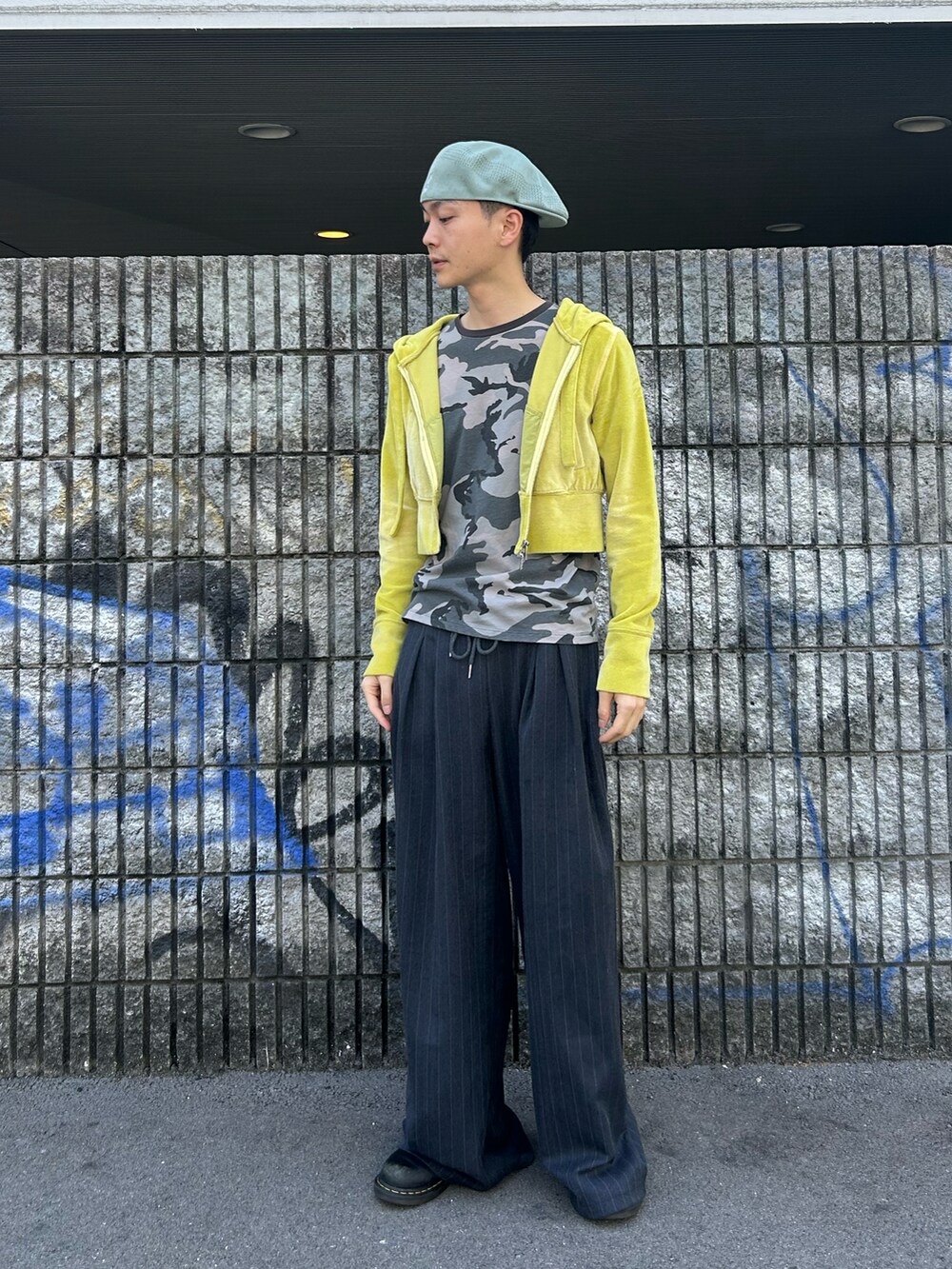 「最近のいい感じコーデ、ハンチング、ベレー帽、春コーデ、古着MIX、グリーン、春、古着、メンズコーデ、ゆるコーデ」｜「KANGOLのKANGOL TROPIC 504 VENTAIR / カンゴール（ハンチング/ベレー帽、グリーン系）」を使った、takatoさん（メンズ・170cm）の春コーディネートの4枚目の写真