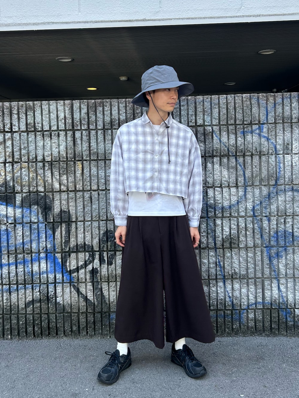 グレー系のハットを着用したメンズの夏コーディネートの4枚目の写真