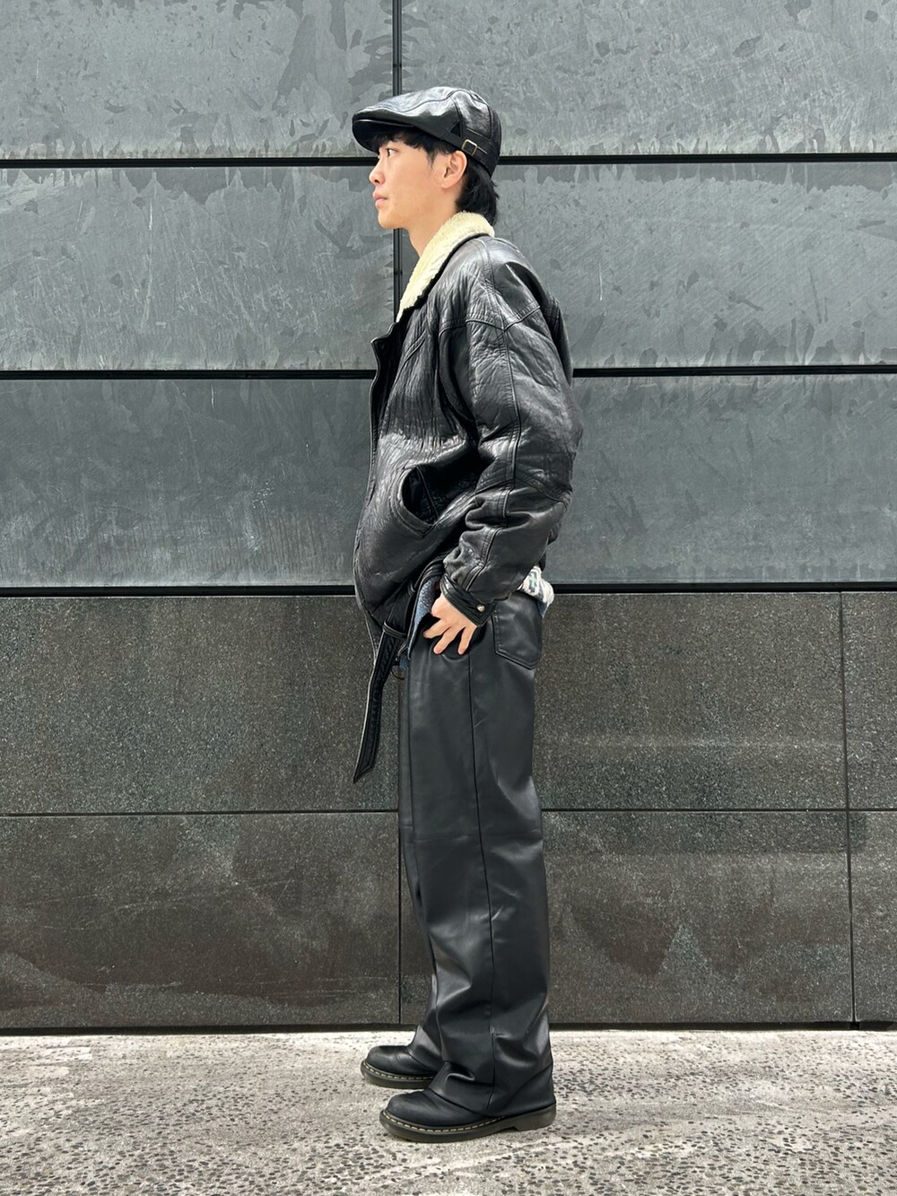 ブラック系のブーツ、ブラック系のハンチング/ベレー帽を着用したメンズの冬コーディネートの3枚目の写真