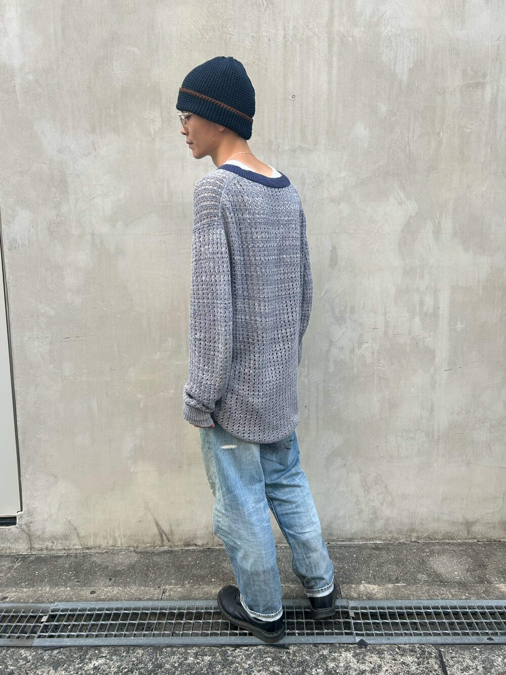ブルー系のニットキャップ/ビーニーを着用したメンズの秋コーディネートの4枚目の写真