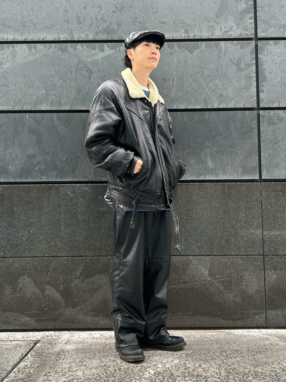 ブラック系のブーツ、ブラック系のハンチング/ベレー帽を着用したメンズの冬コーディネートの2枚目の写真