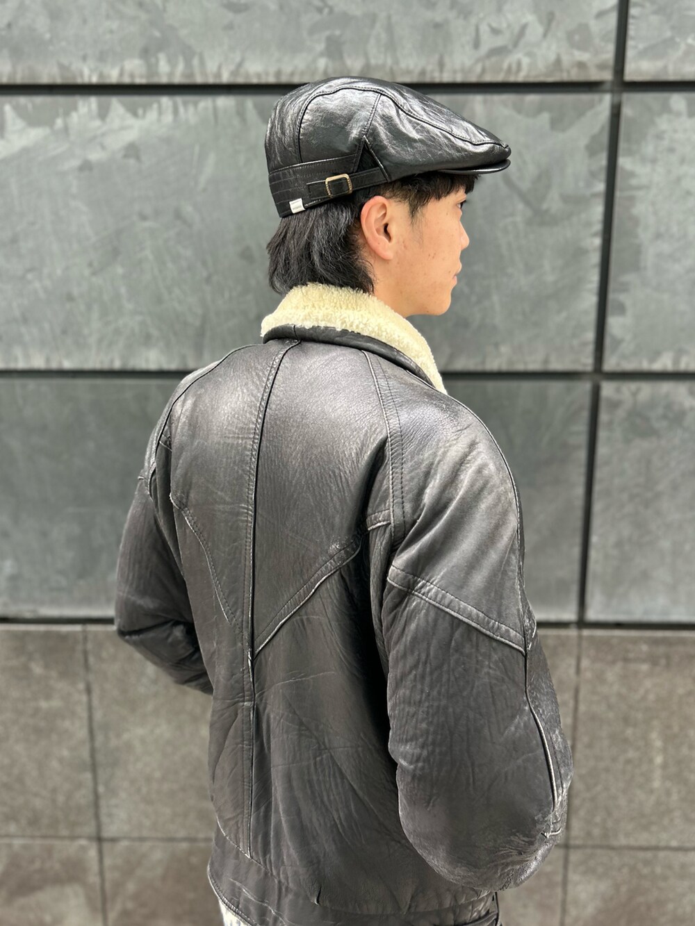 ブラック系のブーツ、ブラック系のハンチング/ベレー帽を着用したメンズの冬コーディネートの5枚目の写真