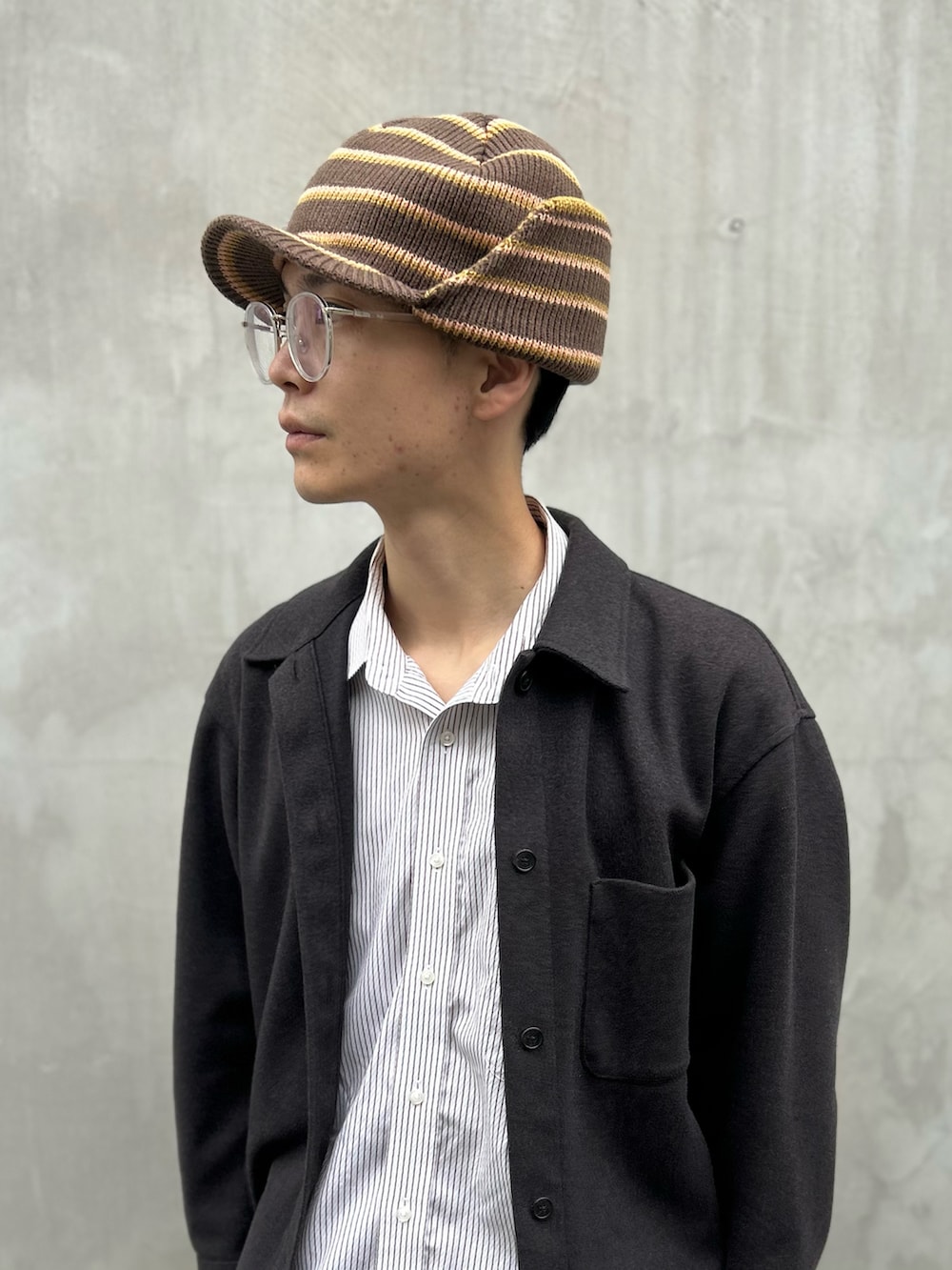 ブラウン系のキャップを着用したメンズの秋コーディネートの3枚目の写真